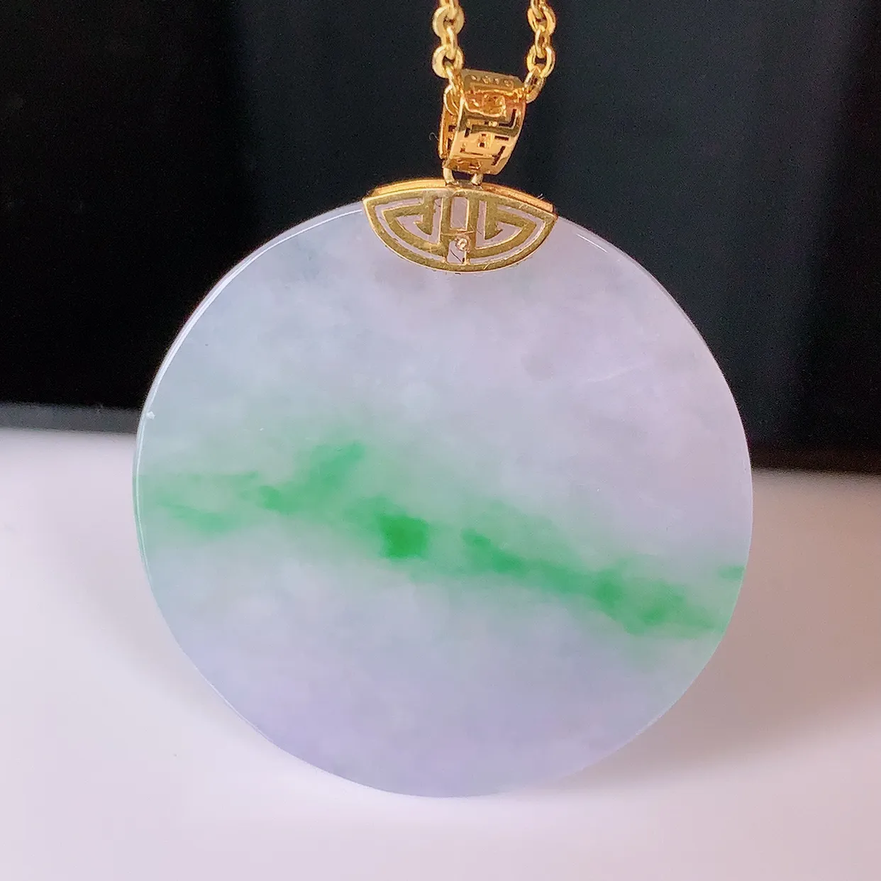 自然光实拍，18K金镶嵌水润春带彩翡翠平安无事牌吊坠，平平安安，无事牌翠色灵动，佩戴平安时尚！#1.19整体32.5*28*3.5裸石28*28