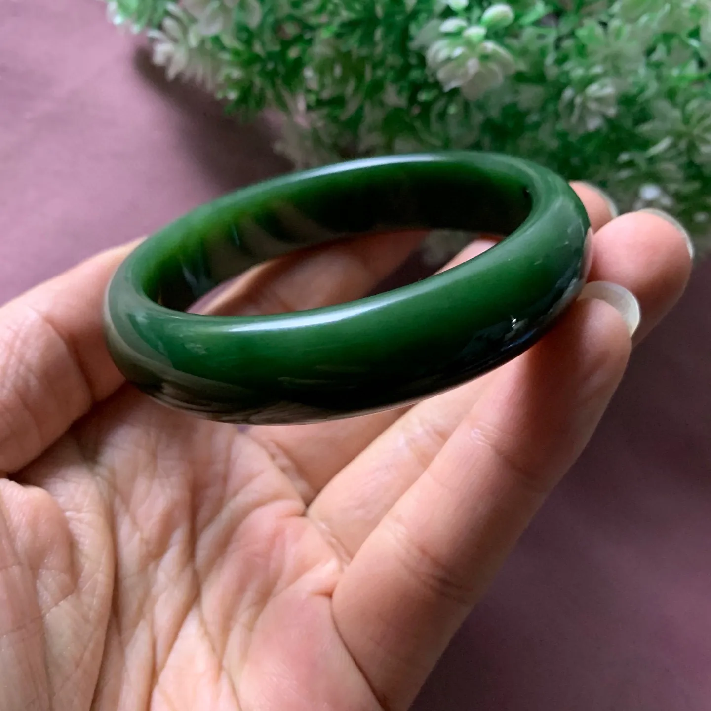 59圈口和田玉碧玉菠菜绿手镯【挽间柔情】，和田玉59圈口碧玉手镯，镯型古朴典雅。在诗情画意的雨巷相遇，你是我腕间的一抹风情，有你眸有深情.清风荡漾湖间静水，我愿俯身低眉，在烟波涟漪处寻