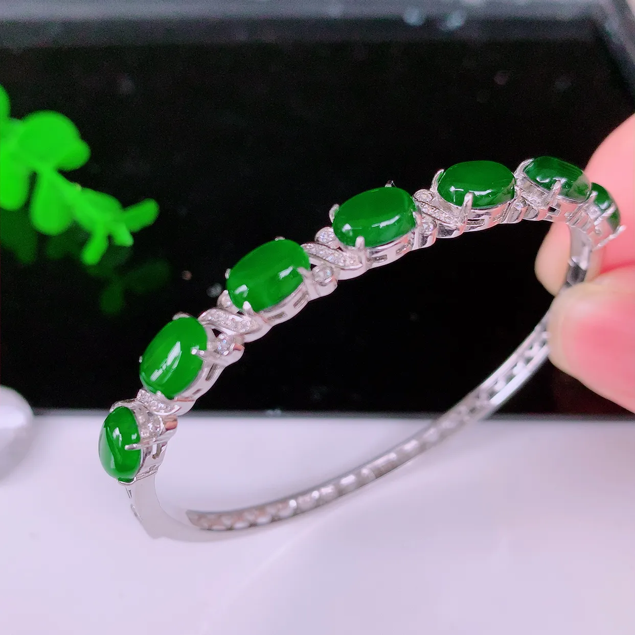 冰透满绿翡翠925银镶嵌手镯，自然光实拍，翠色灵动，颜色漂亮，种老水足，品相佳，佩戴佳品！#97.1