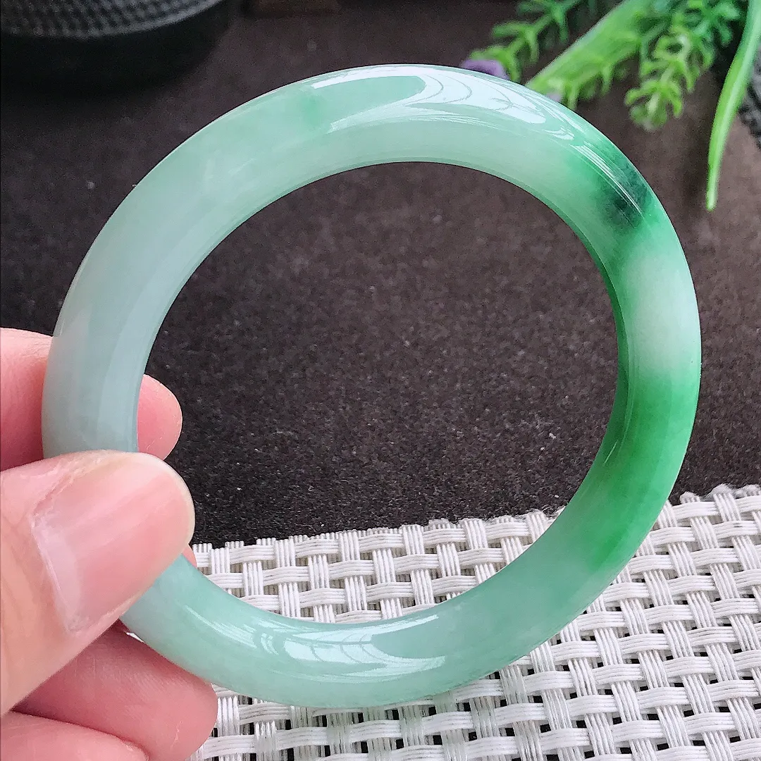 实拍A货翡翠54/10.2/9.5老坑精美冰润飘绿花圆条手镯翡翠玉镯女款