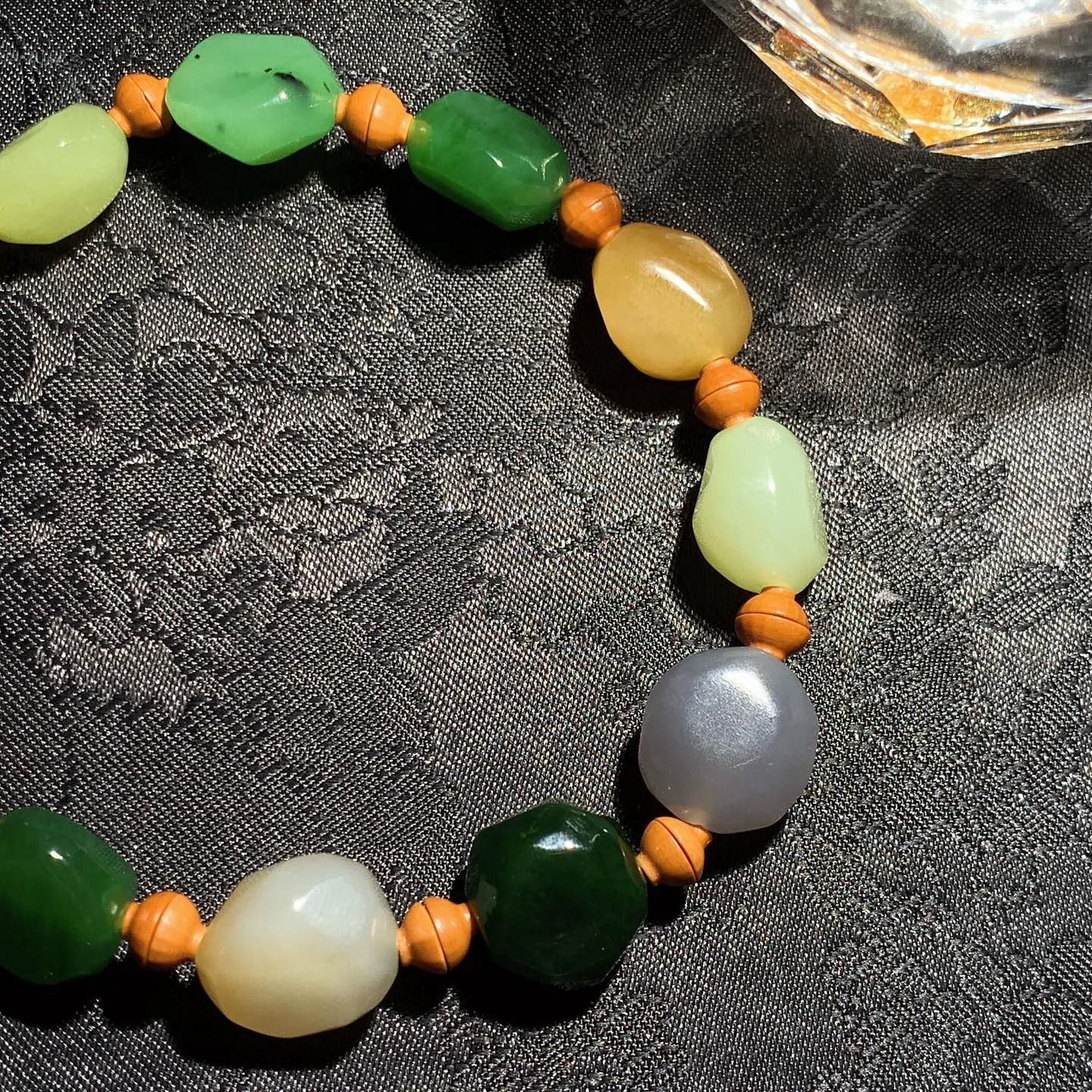 新疆和田玉多宝手串 单颗尺寸8mm重18.7克。玉质细腻油润。手推出油。品相大气 lt260119