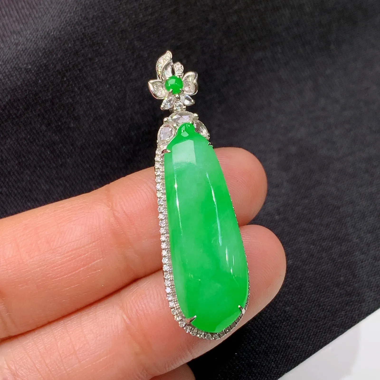 阳绿福瓜吊坠，18k金镶嵌，冰润色阳，玉质细腻，种水足，Ysl 尺寸38.4*11.5*7.8