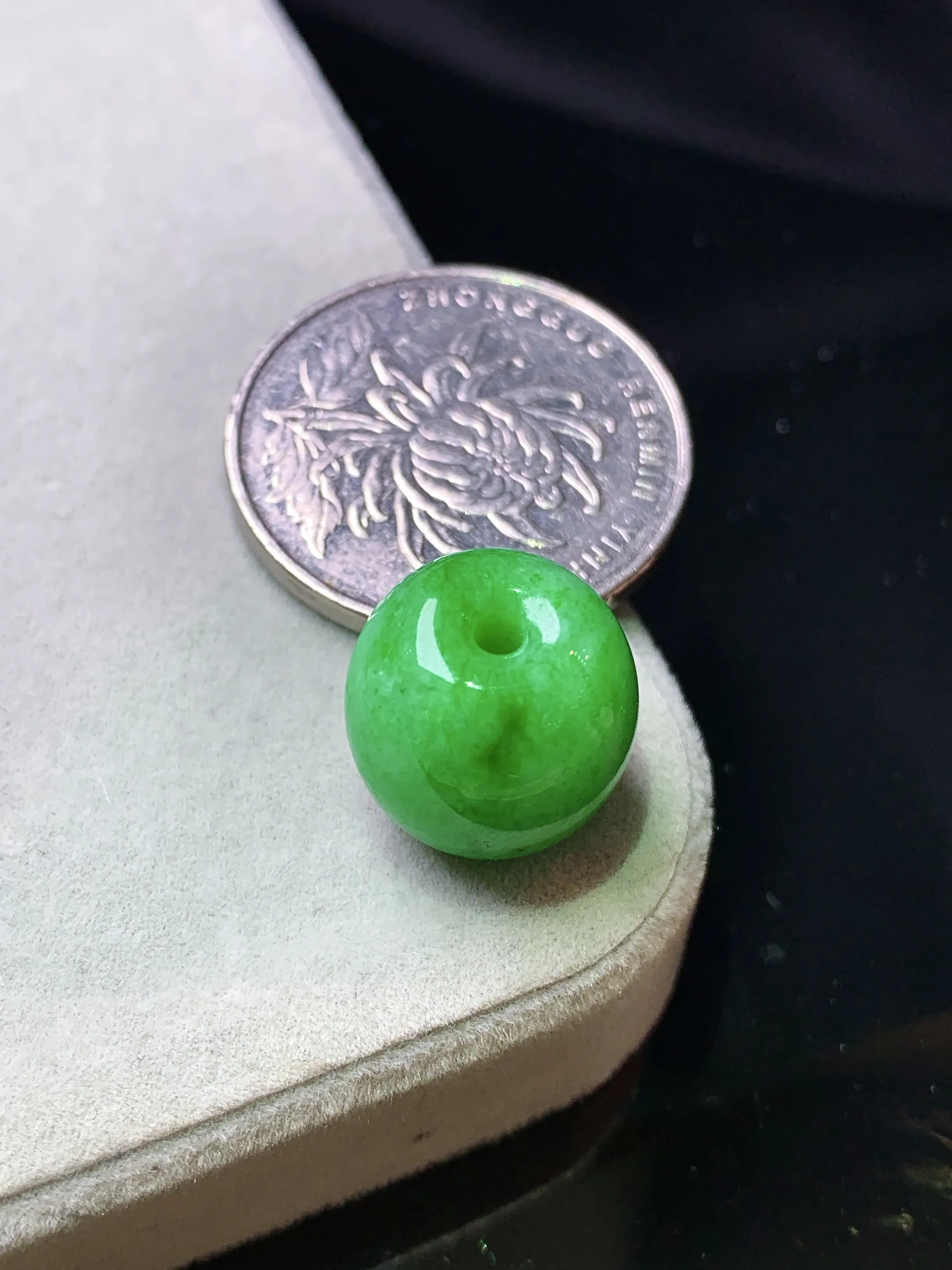 翠绿路路通吊坠 玉质细腻 色泽清新艳丽 整体尺寸13.5*13.2