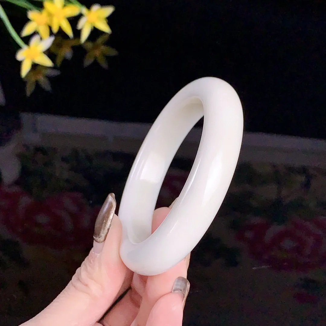 和田玉56圈口羊脂白宽条手镯！玉质细腻油润 底色纯净无裂无杂 脂粉好，品质高