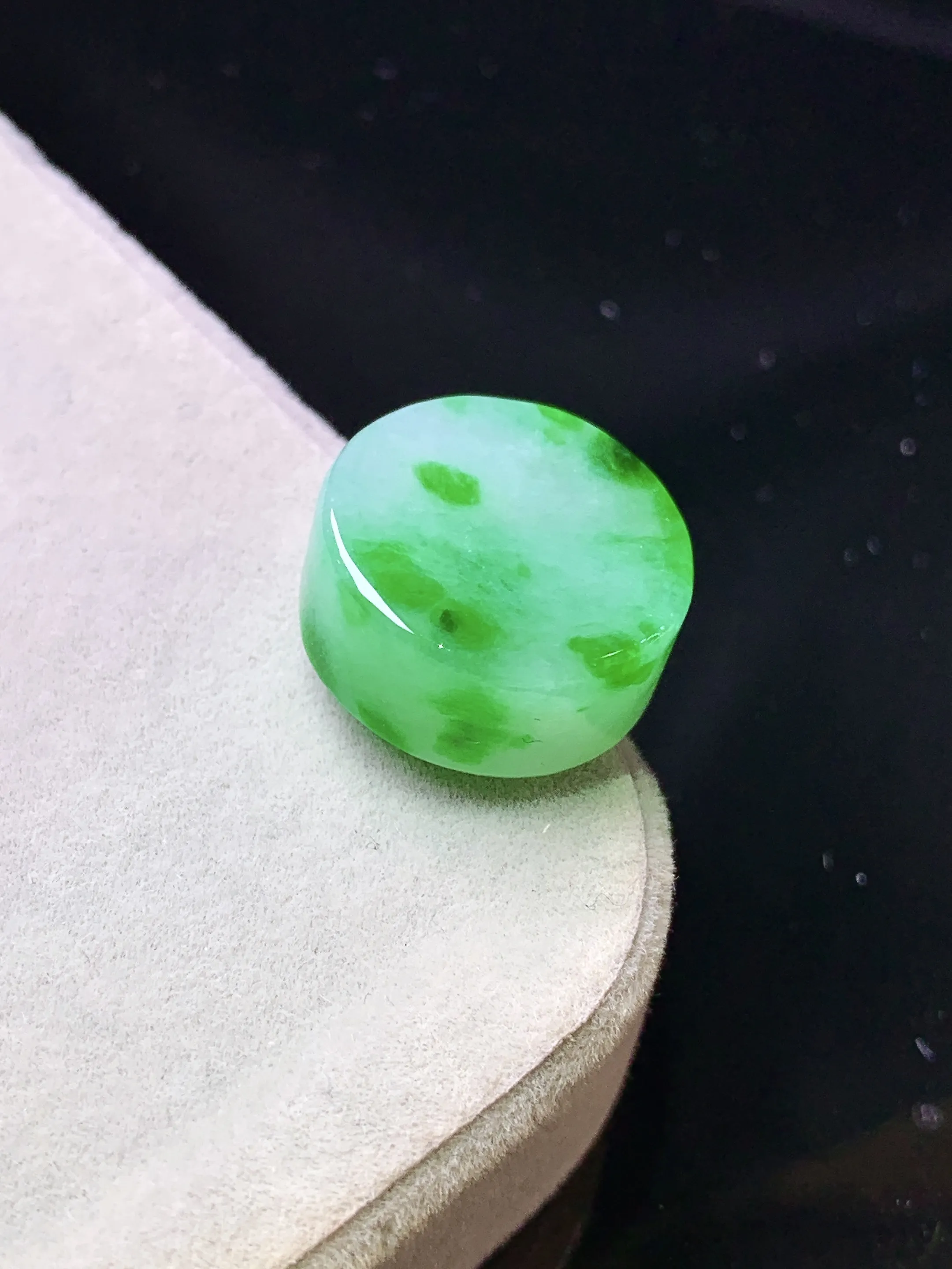 飘绿路路通吊坠 玉质细腻 色泽清新艳丽 整体尺寸15*7