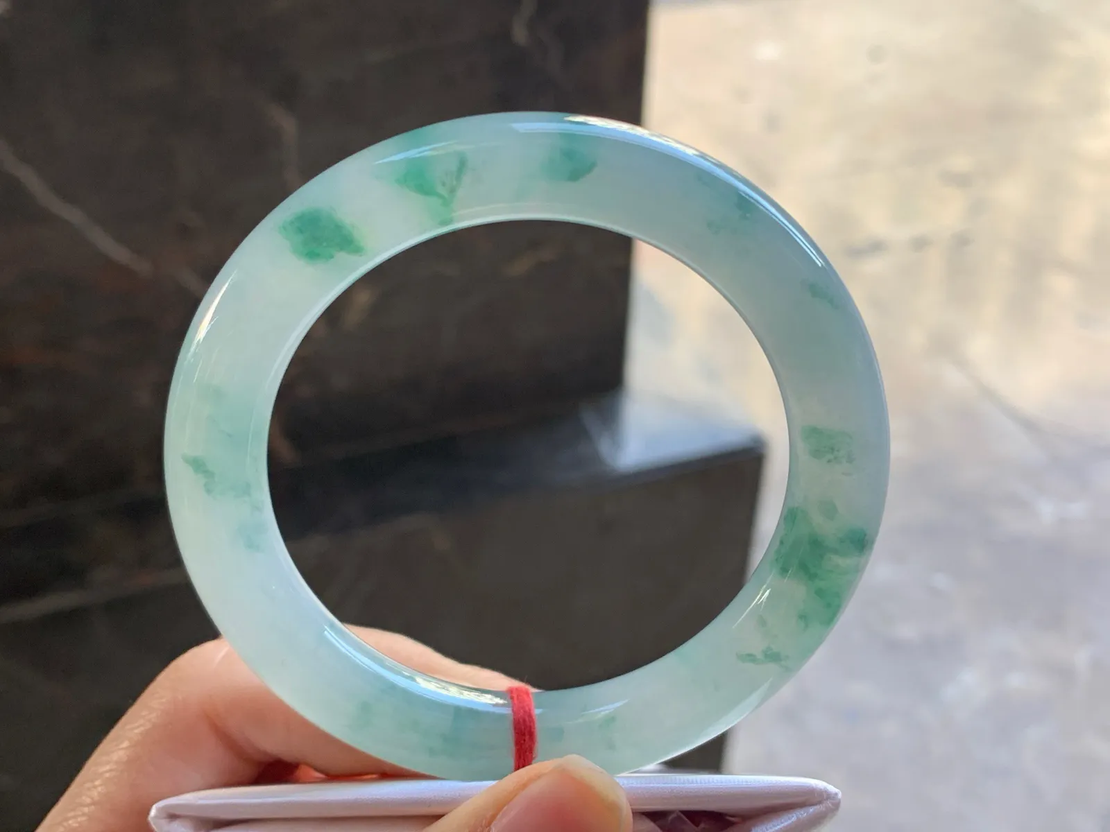 59-10.2

飘花大圈圆条手镯^_^玉质温润