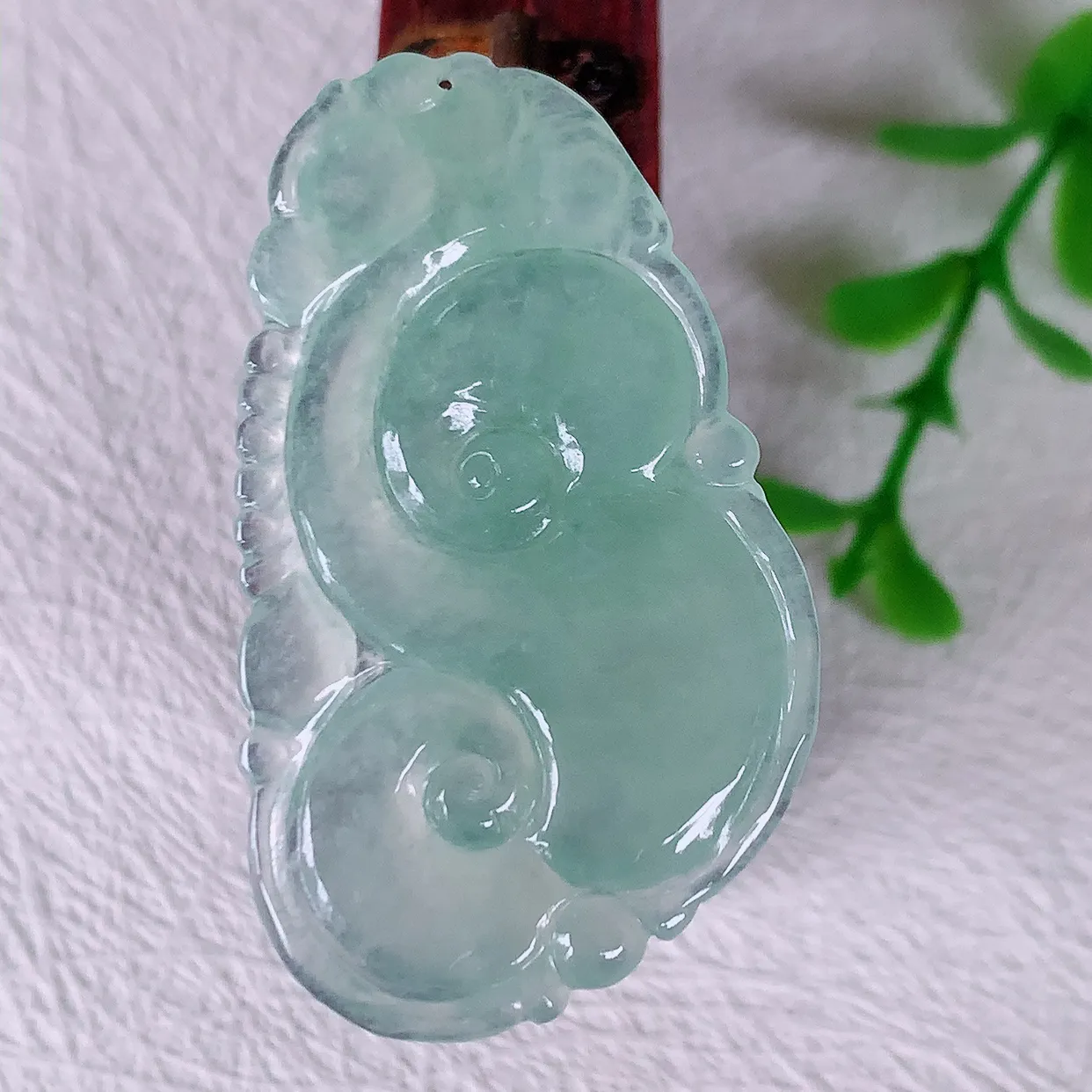 自然光实拍，冰种翡翠如意吊坠，上身效果非常美，饱满大气，工艺美，万事如意，如意一生 #01.19