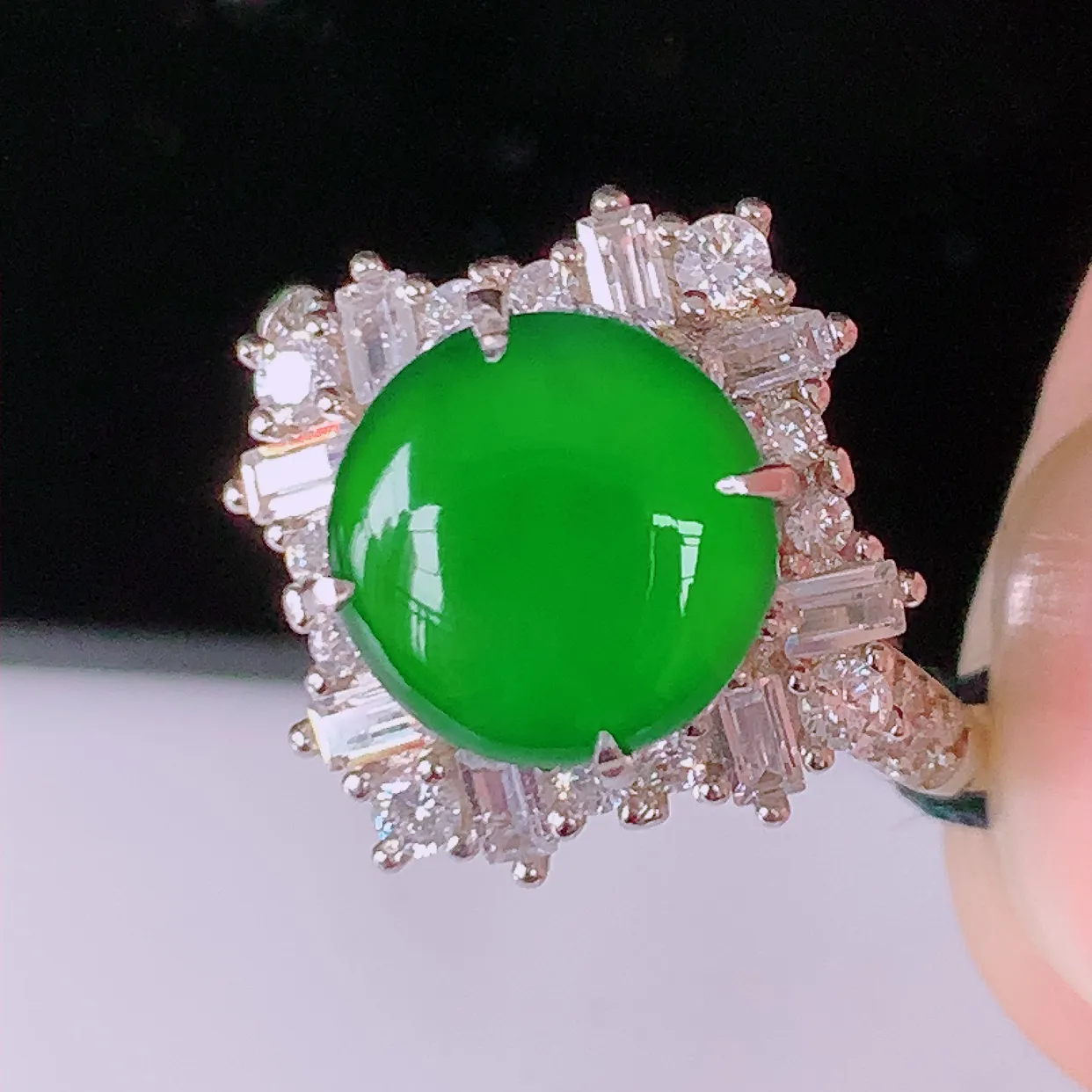 冰透满绿翡翠925银镶嵌戒指，自然光实拍，翠色灵动，颜色漂亮，种老水足，品相佳，佩戴佳品！#97.19（圈口可调大小）整体22.5-16.5-6.2裸石8.6*8.6