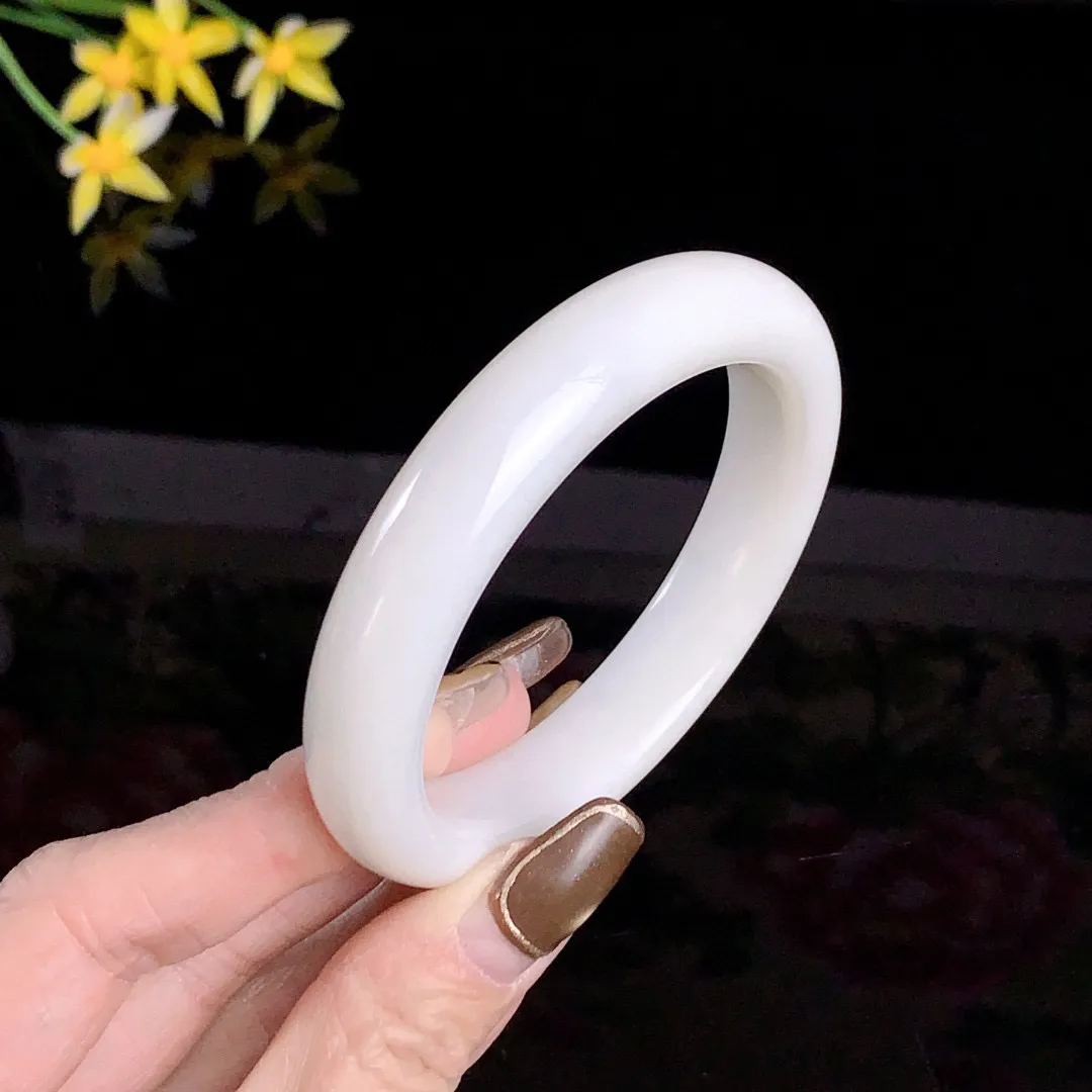 和田玉56.5圈口羊脂白手镯！玉质细腻油润 底色纯净无裂无杂 脂粉好，品质高