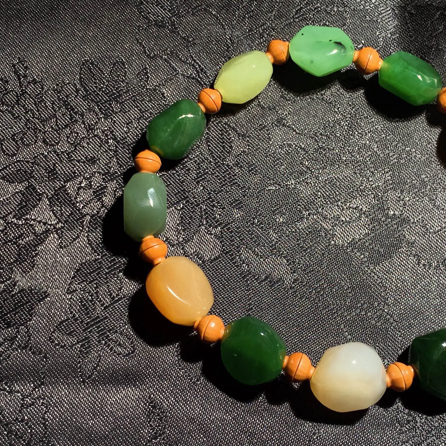 新疆和田玉多宝手串 单颗尺寸8mm重18.7克。玉质细腻油润。手推出油。品相大气 lt260119