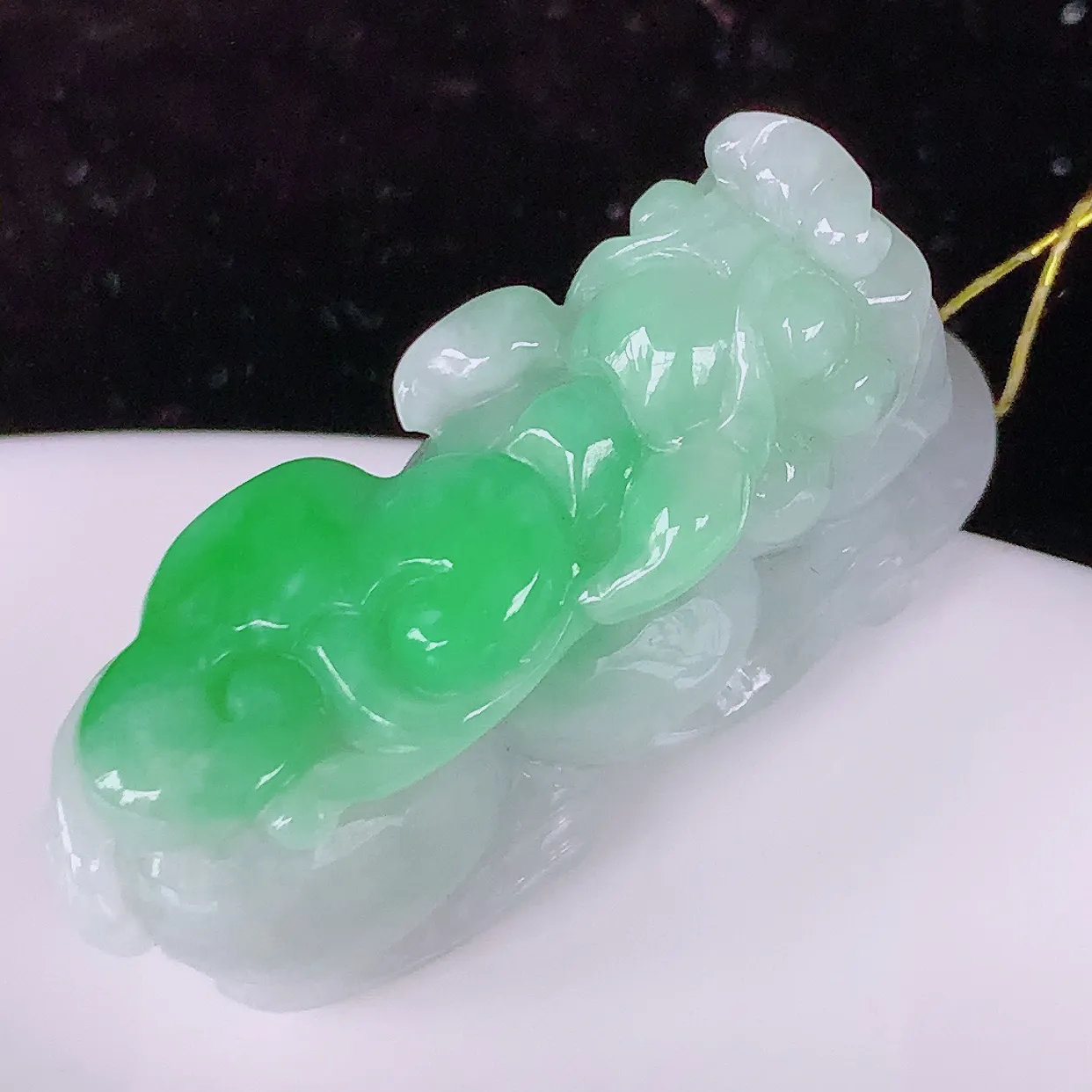 自然光实拍，冰润飘绿翡翠招财貔貅吊坠，民间有“一摸貔貅运程旺盛，再摸貔貅财运滚滚，三摸貔貅平步青云 ”的美好祝愿。#35.19