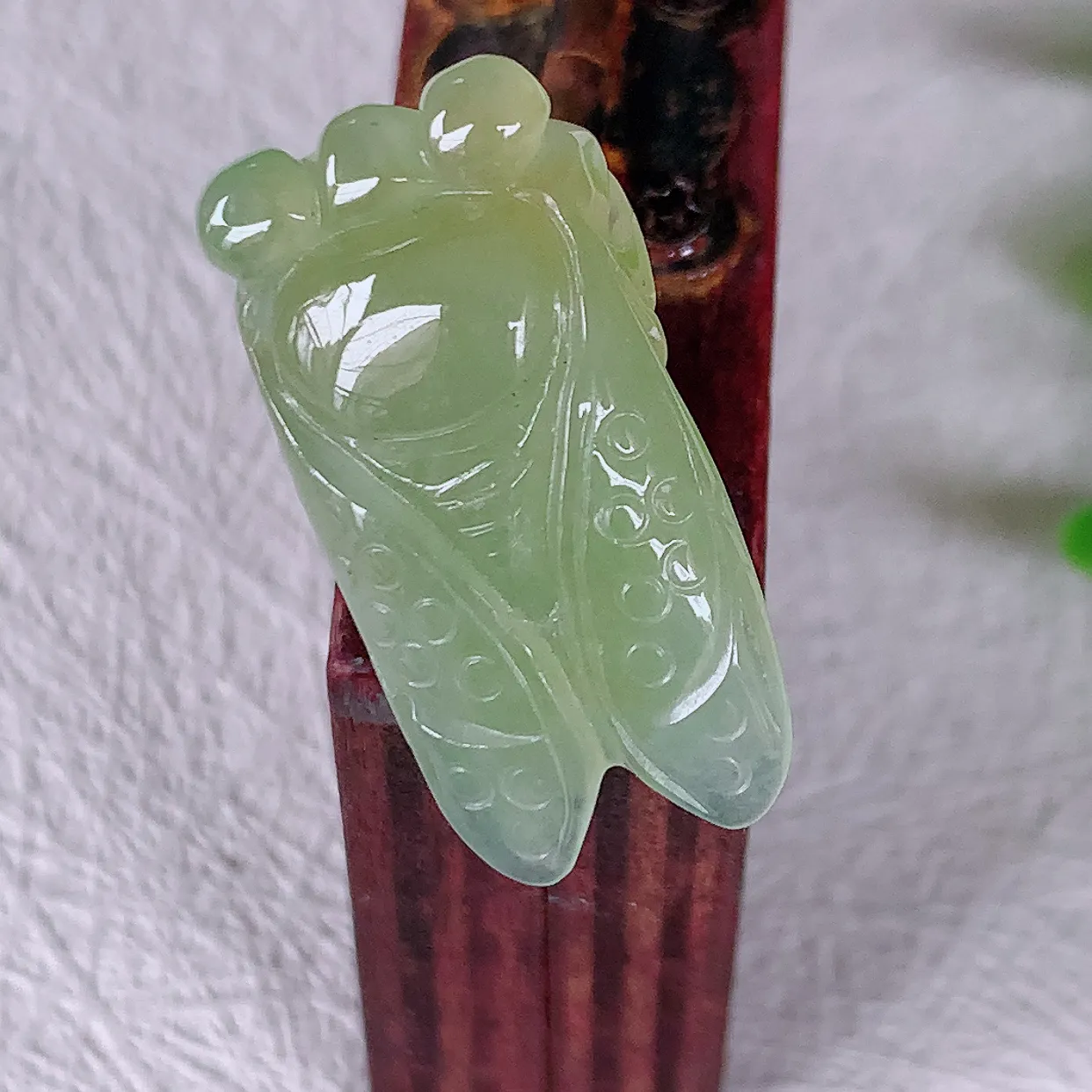 自然光实拍，冰黄翡翡翠金蝉一鸣惊人吊坠，金蝉象征着一鸣惊人，腰缠万贯，事事如意等。俏色巧雕，沁人心脾，水足、惟妙惟俏，形神俱佳！实物满满惊喜～佩戴效果优雅迷人！#46.19