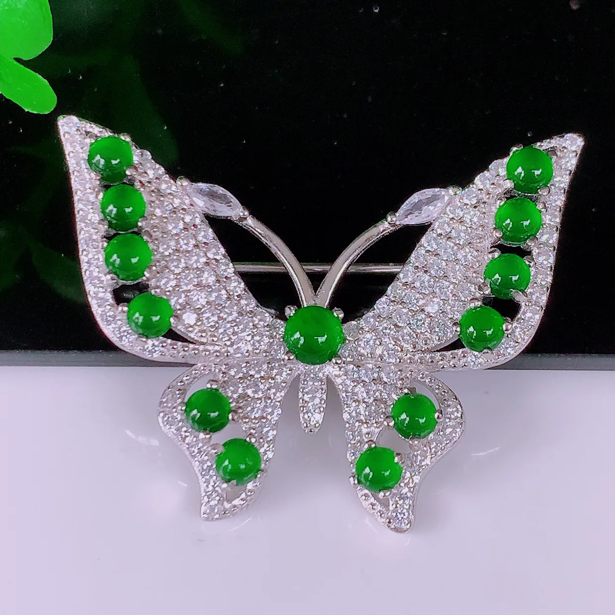 冰透满绿翡翠925银镶嵌蝴蝶胸针，自然光实拍，翠色灵动，颜色漂亮，种老水足，品相佳，佩戴佳品！#97.19整体25*35*8.8取一裸石3.6*3.6