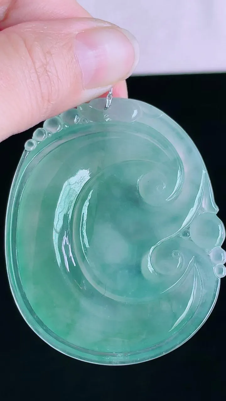 【翡翠名称】老坑种冰飘花如意吊坠挂件
【翡翠尺寸】53.6/43.7/5.6mm
【翡翠描述】宝贝种老水足，玉质细腻，色泽靓丽，性价比高，佩戴效果好！
【其它赠送】权威证书/精美挂绳盒子/支持全国复检