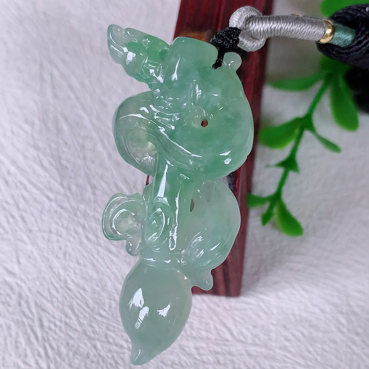 自然光实拍，冰种飘花翡翠龙吊坠，种老水足，雕工精湛 ，寓意美好，佩戴时尚出众！#01.19