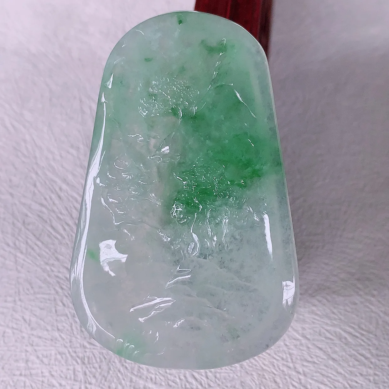 自然光实拍，冰种飘绿翡翠山水牌吊坠，寓意“常青、背靠大山、水（财）长流、平安之意”生机盎然的翠意，一