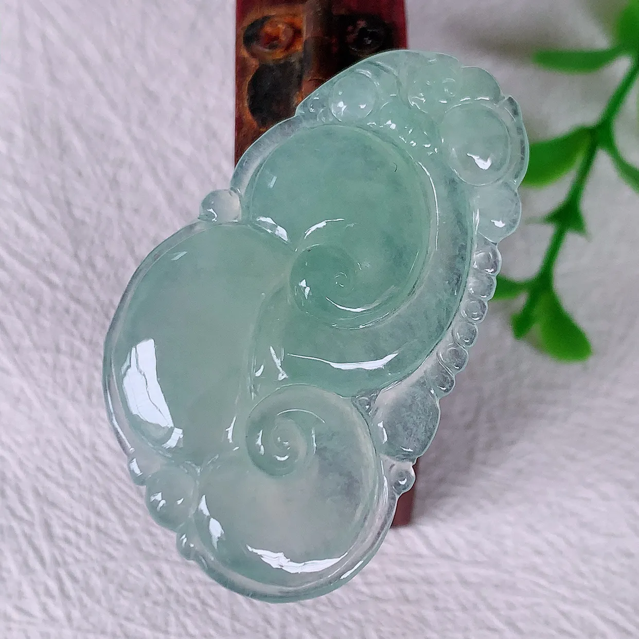 自然光实拍，冰种翡翠如意吊坠，上身效果非常美，饱满大气，工艺美，万事如意，如意一生 #01.19