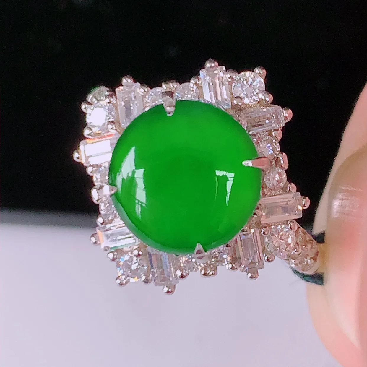冰透满绿翡翠925银镶嵌戒指，自然光实拍，翠色灵动，颜色漂亮，种老水足，品相佳，佩戴佳品！#97.1