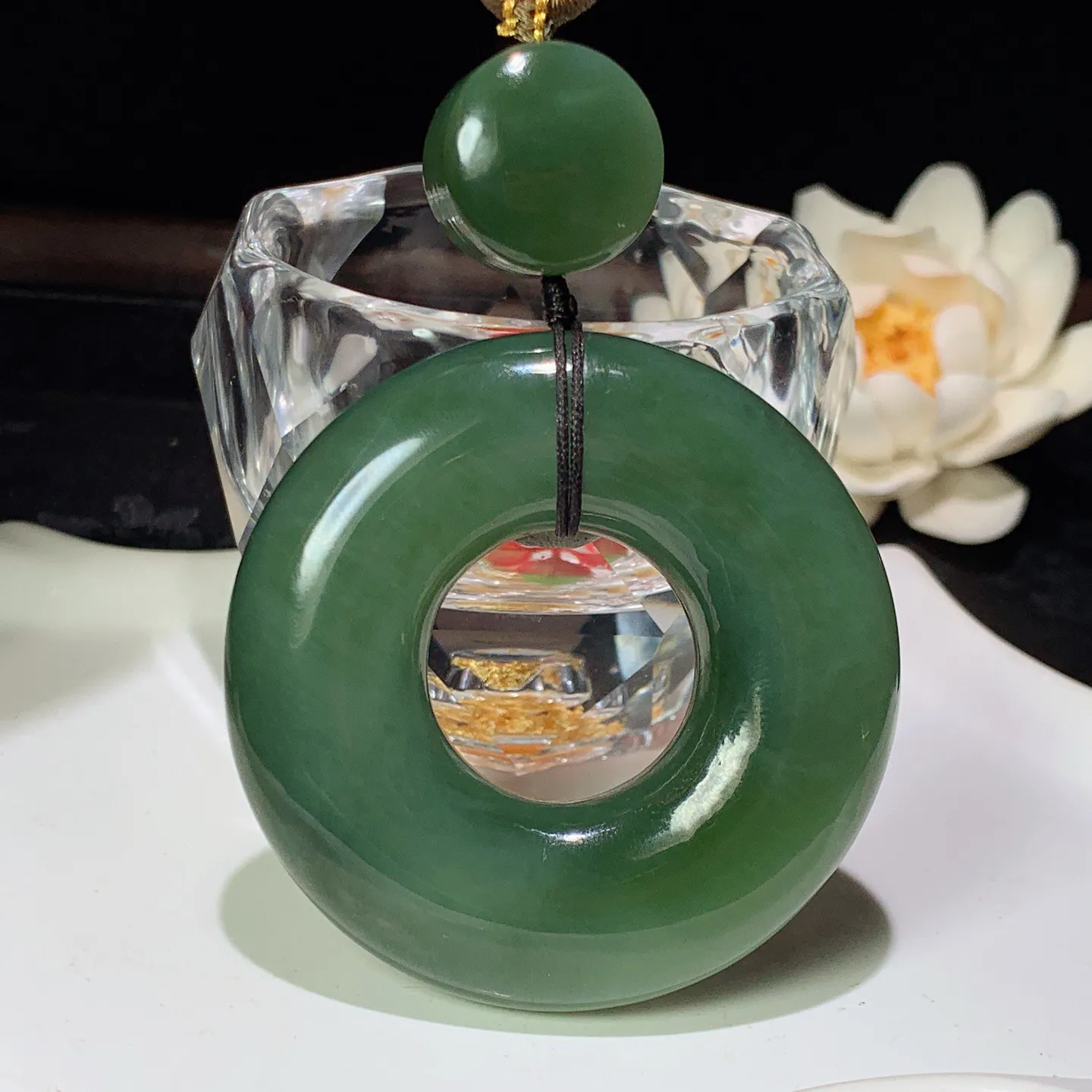 和田玉菠菜绿俄罗斯碧玉平安环怀古挂件。尺寸53/13mm重72克。玉质细腻油润。手推出油。品相大气 lt260119