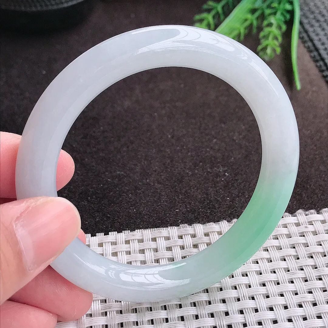 实拍A货翡翠56/9.7老坑冰胶水灵飘绿圆条种手镯翡翠玉镯女款