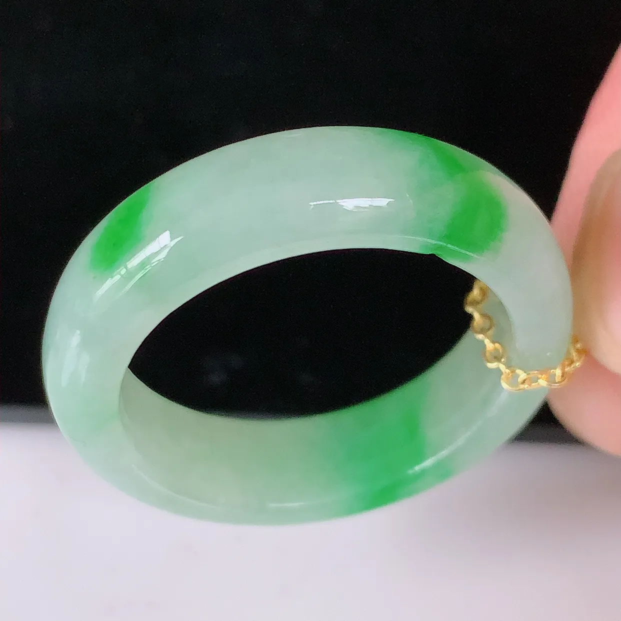 自然光实拍，20.2mm内径冰飘绿翡翠指环，玉戒指，玉质莹润，好精美好冰润的指环，23圈口，上手纤巧！#42.19尺寸20.2*6.2*3.6
