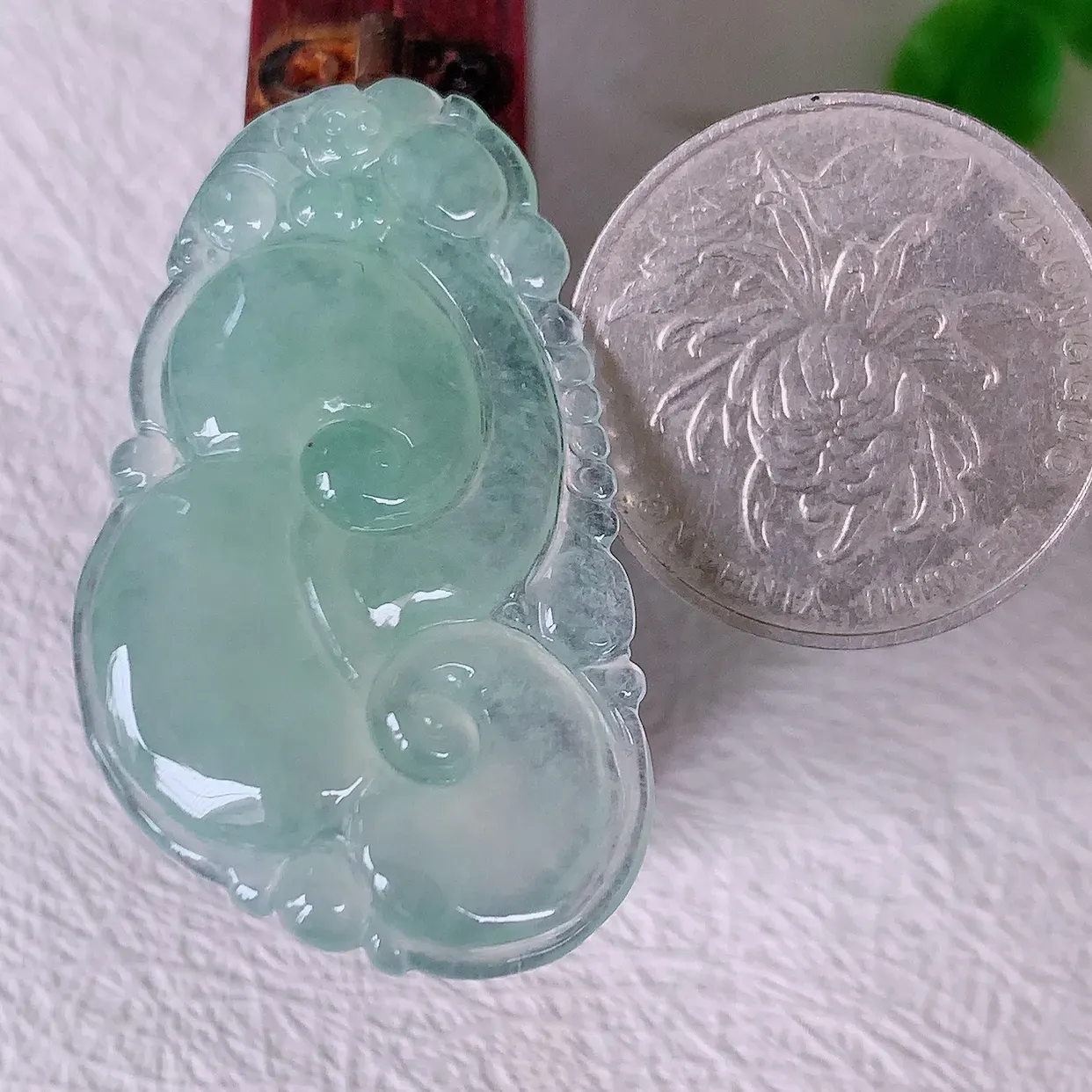 自然光实拍，冰种翡翠如意吊坠，上身效果非常美，饱满大气，工艺美，万事如意，如意一生 #01.19