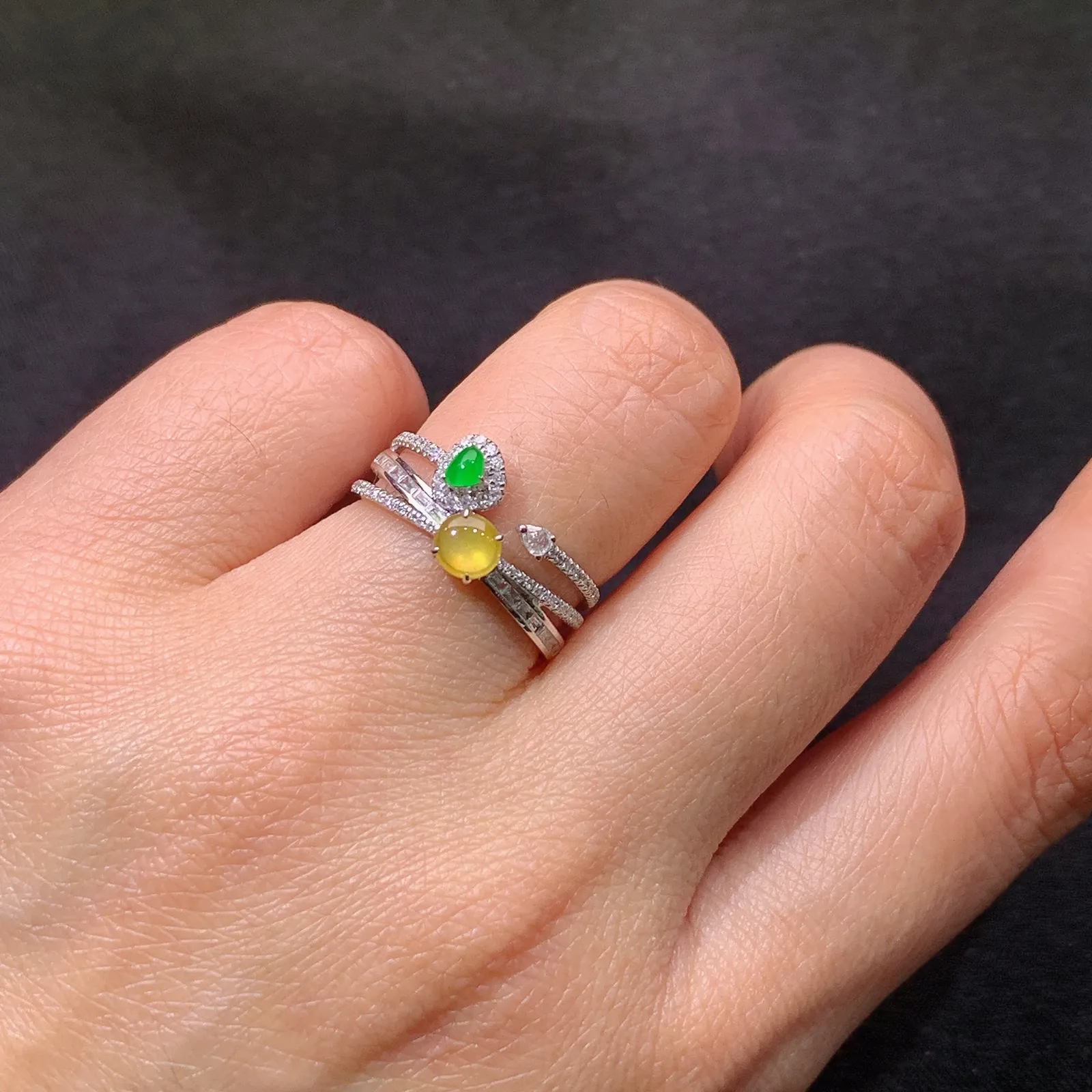 冰黄翡蛋面戒指，18k金镶嵌，款式新颖，冰润鲜艳，种水足，Mi 圈口14 裸石4.3*3.8*2