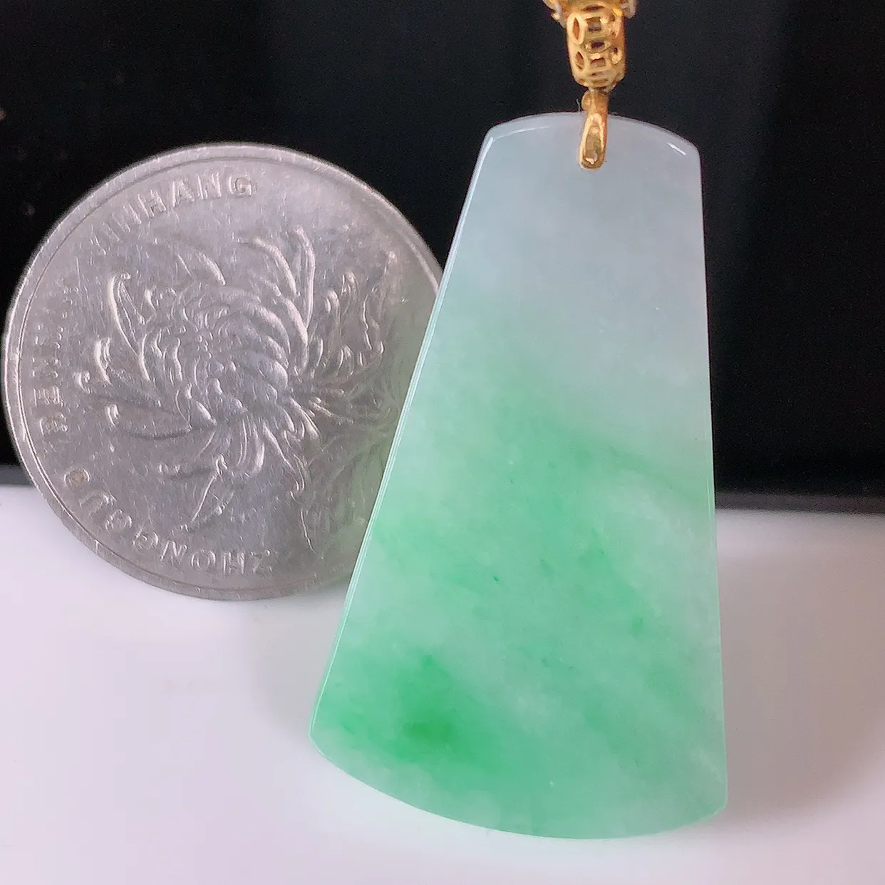 18K金镶嵌冰润飘绿翡翠无事牌吊坠，平安无事牌，平平安安，无事牌翠色灵动，佩戴平安时尚！#41.19