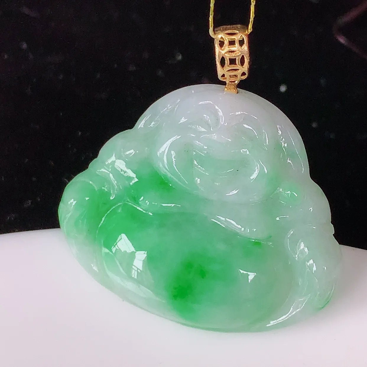 18K金镶嵌冰润飘绿佛公翡翠吊坠，玉质细腻，时‮大尚‬方，款式经典，佩戴优雅高贵上档次！#35.19