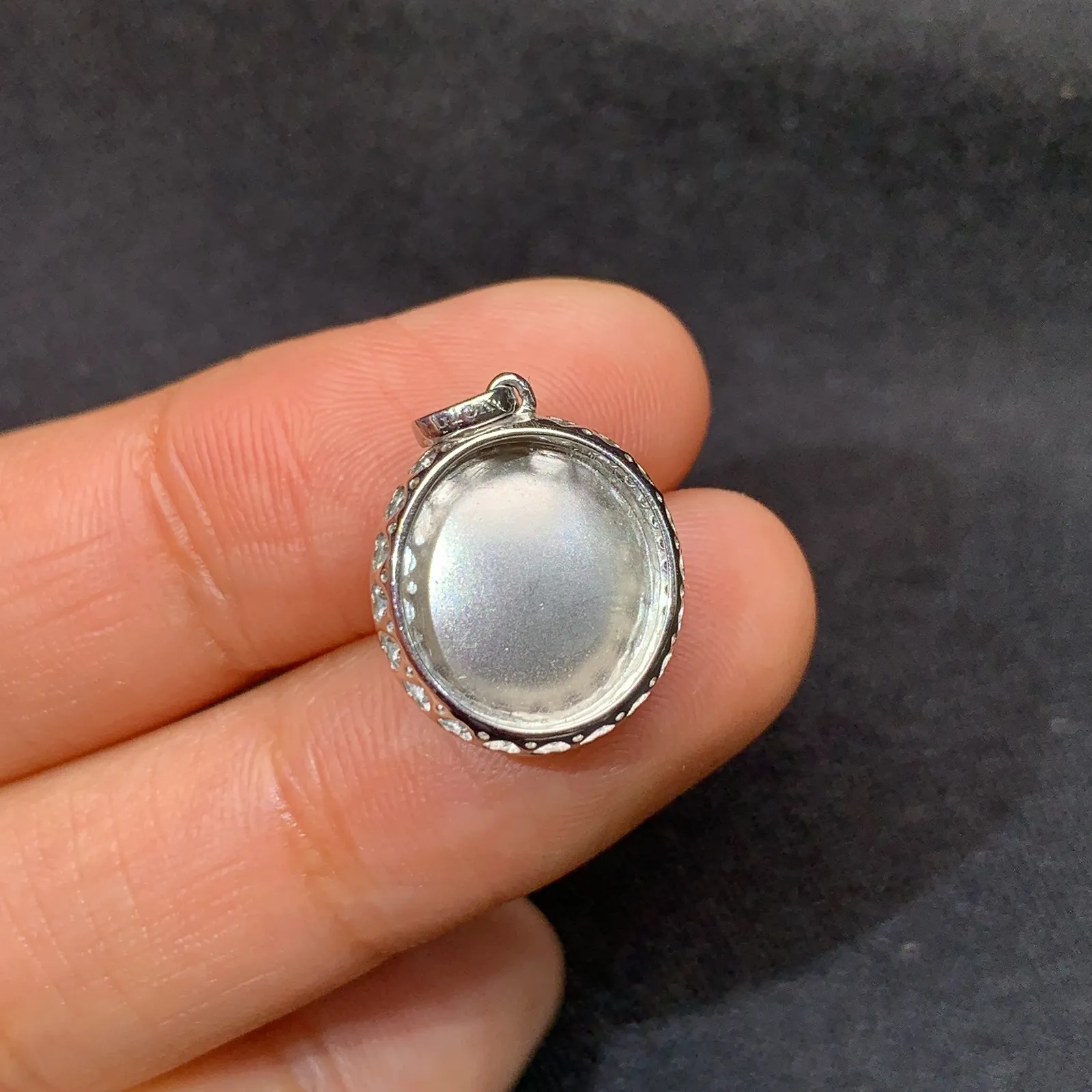 苹果绿蛋面吊坠，18k金镶嵌，冰润色阳，玉质细腻，种水足，Gs 尺寸18.5*12.6*7