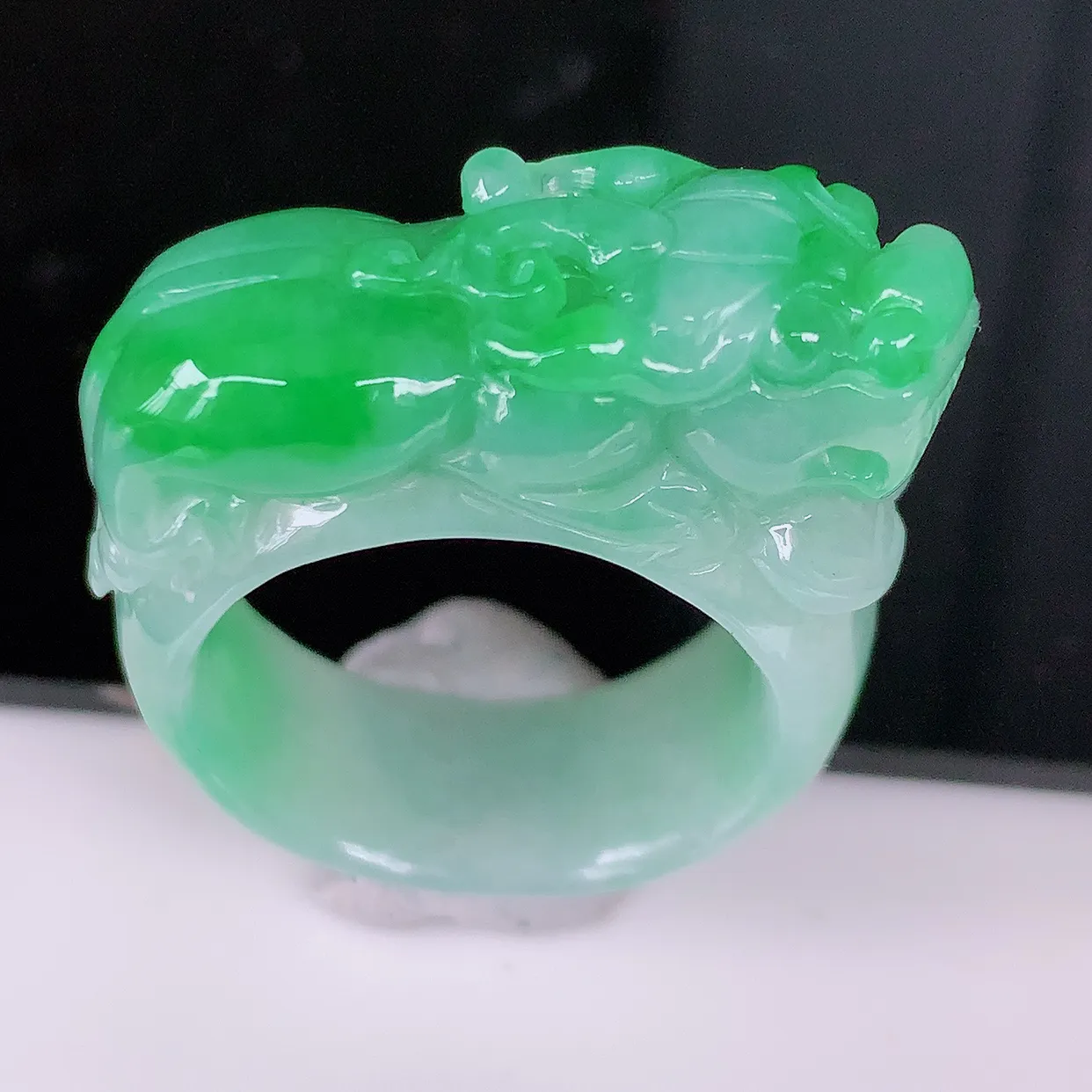 自然光实拍，飘绿翡翠貔貅扳指，19.2mm内径翡翠扳指，冰润指环，玉扳指，戒指，财源滚滚，玉质细腻起