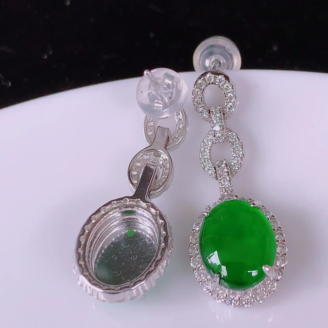 冰透满绿翡翠925银镶嵌耳坠，自然光实拍，翠色灵动，颜色漂亮，种老水足，品相佳，佩戴佳品！#97.19整体26*10.5*5.6裸石10*8