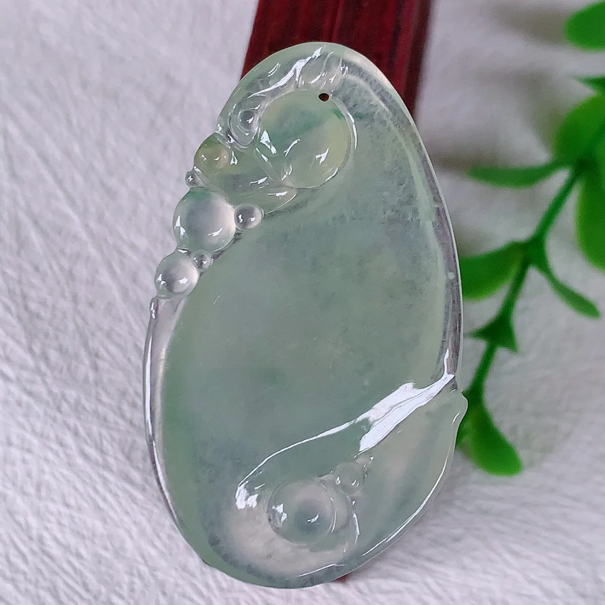 自然光实拍，冰种黄加绿翡翠招财龙鱼吊坠，种老水足，雕工精湛 ，寓意美好，佩戴时尚出众！#01.19