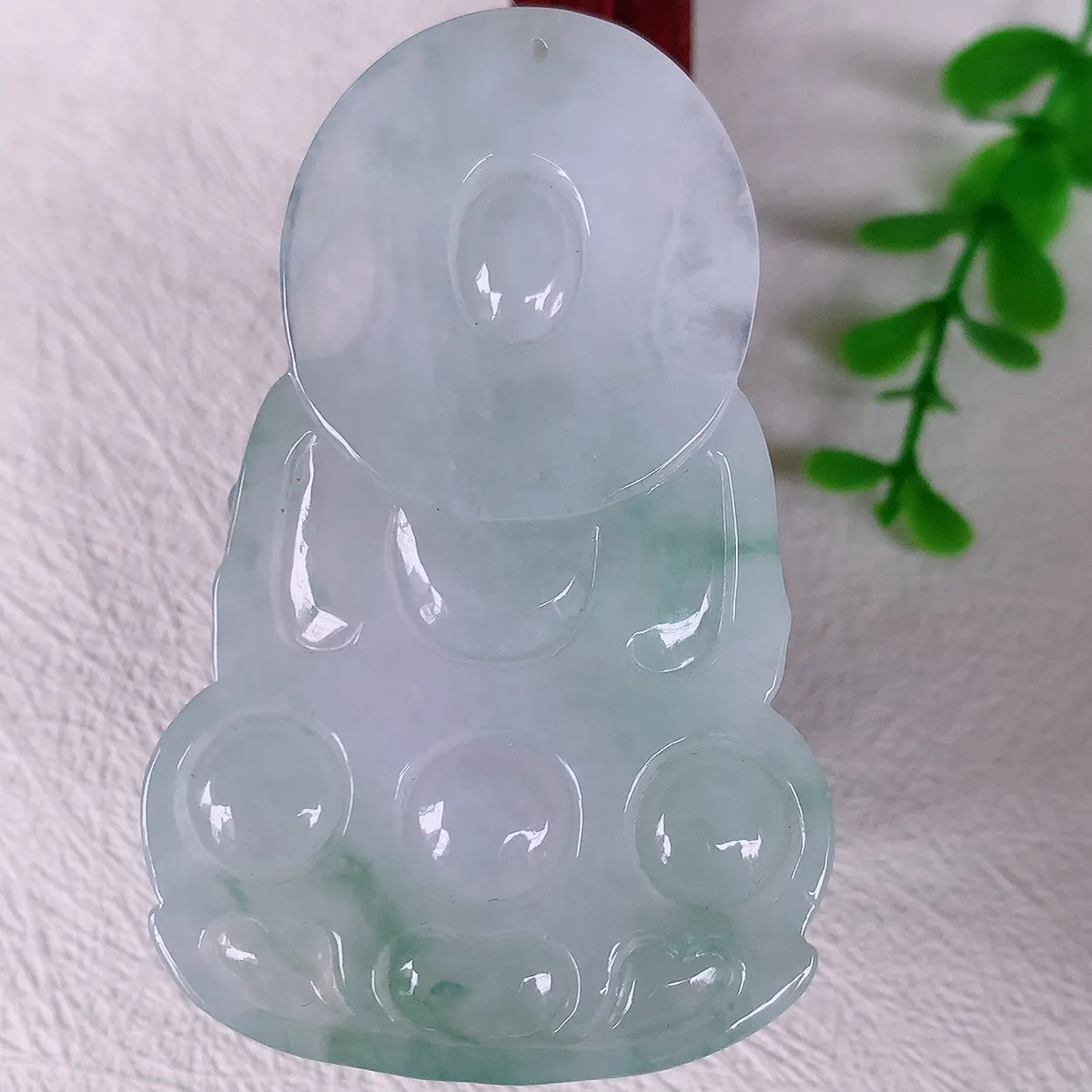 自然光实拍，大件厚装冰飘花翡翠观音菩萨吊坠，赐福观音，玉润通透，慈祥端庄！#46.19