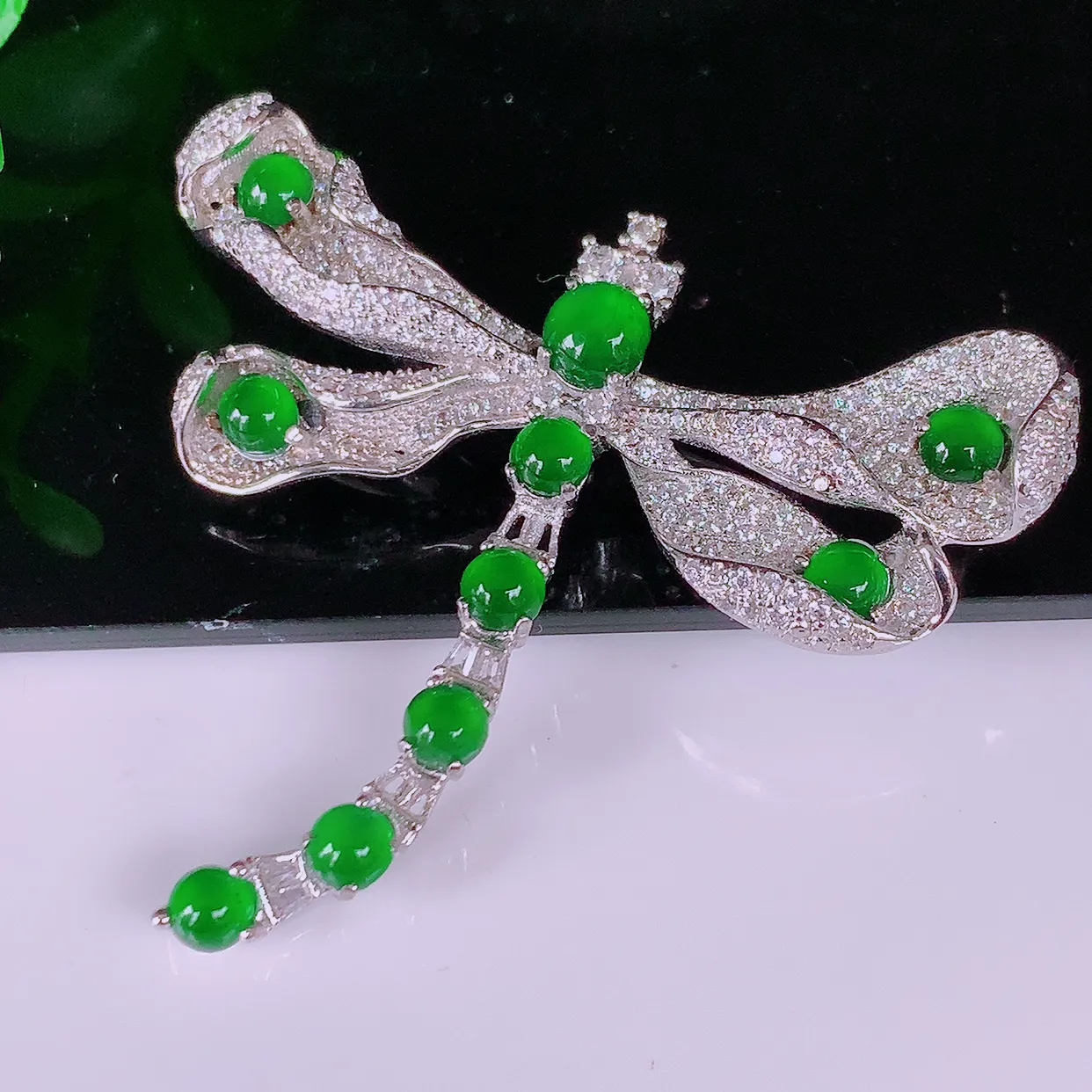 冰透满绿翡翠925银镶嵌蜻蜓胸针，自然光实拍，翠色灵动，颜色漂亮，种老水足，品相佳，佩戴佳品！#97.19整体37*43*9.2裸石4.6*4.6