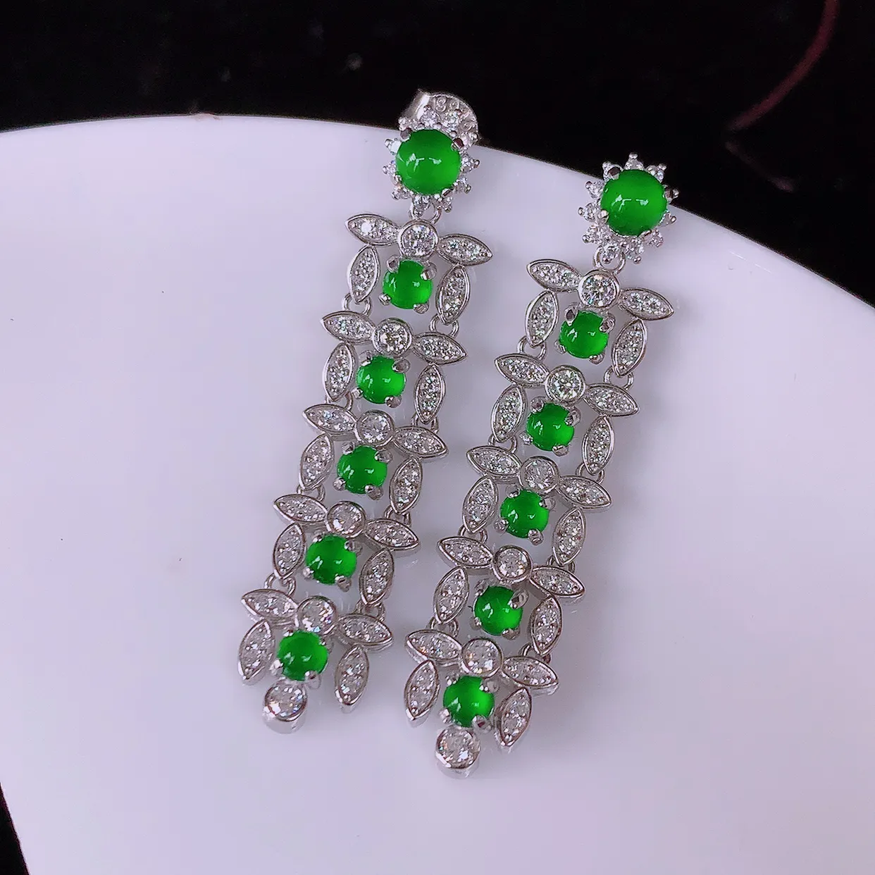 冰透满绿翡翠925银镶嵌耳坠，自然光实拍，翠色灵动，颜色漂亮，种老水足，品相佳，佩戴佳品！#97.19整体40*15.5*9.5裸石2.8*2.8