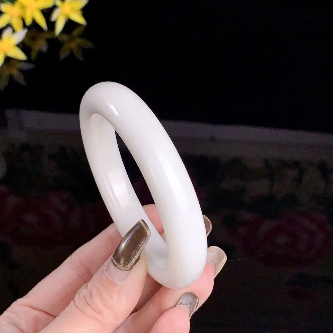 和田玉54.6圈口羊脂白手镯！玉质细腻油润 底色纯净无裂无杂 脂粉好，品质高