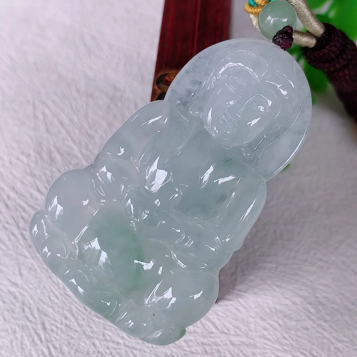 自然光实拍，冰种飘花翡翠观音菩萨吊坠，赐福观音，玉润通透，慈祥端庄！#46.19