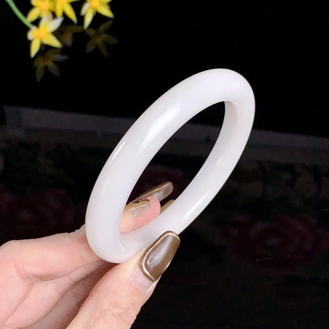 和田玉60圈口羊脂白手镯！玉质细腻油润 底色纯净无裂无杂 脂粉好，品质高