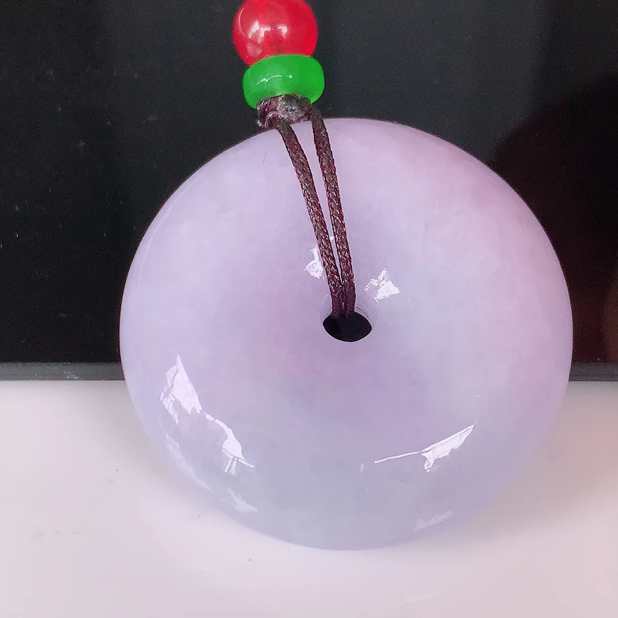 自然光实拍，冰润紫罗兰翡翠平安扣吊坠，形体饱满圆润，平安扣肥嘟嘟的，平平安安，种水很好，配戴精美！#41.19