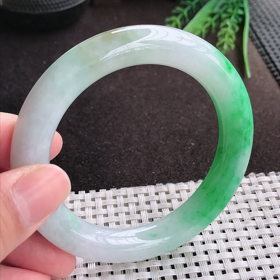 实拍A货翡翠56.5/11.3/11老坑精美飘阳绿圆条手镯翡翠玉镯女款