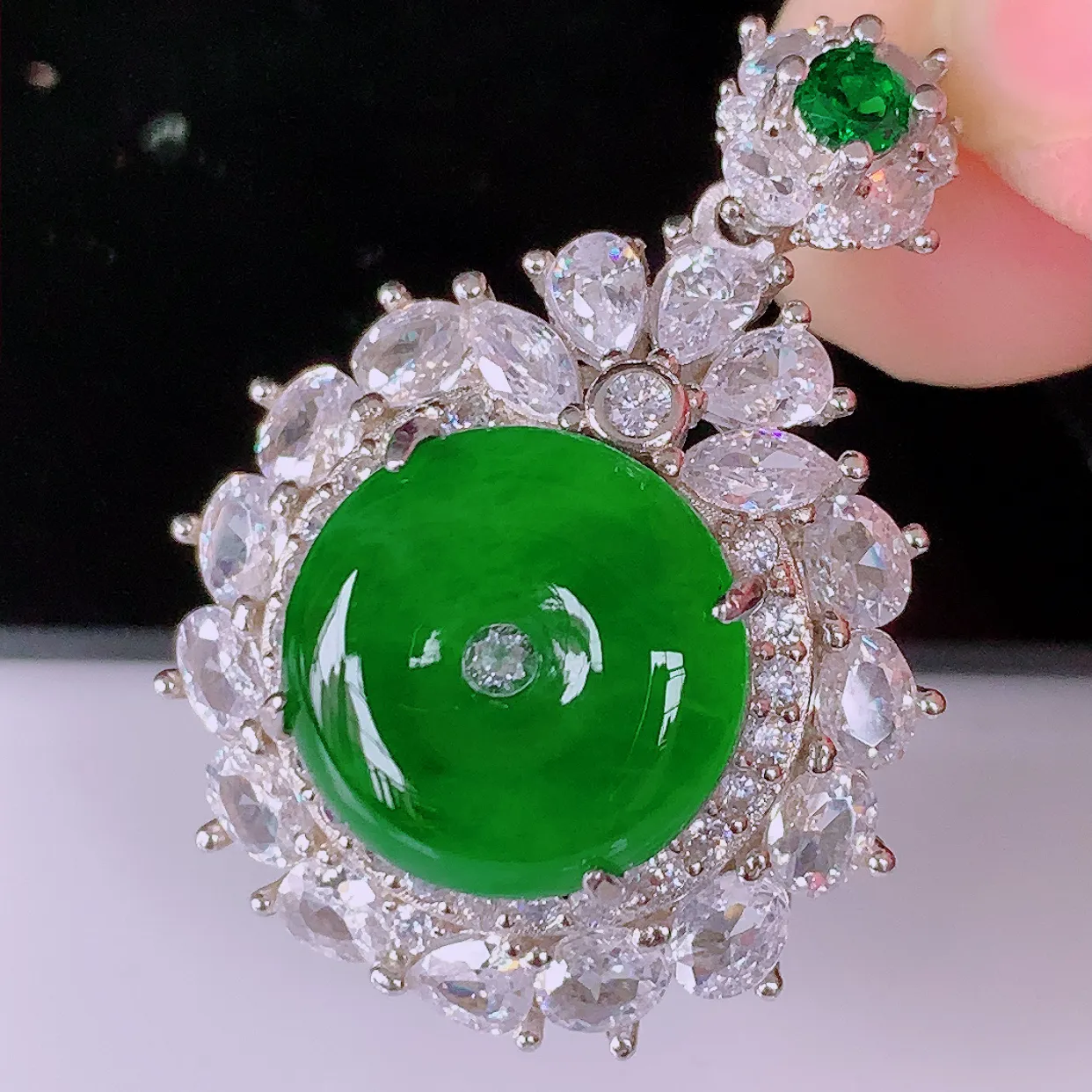 冰透满绿翡翠925银镶嵌平安扣吊坠，自然光实拍，翠色灵动，颜色漂亮，种老水足，品相佳，佩戴佳品！#9