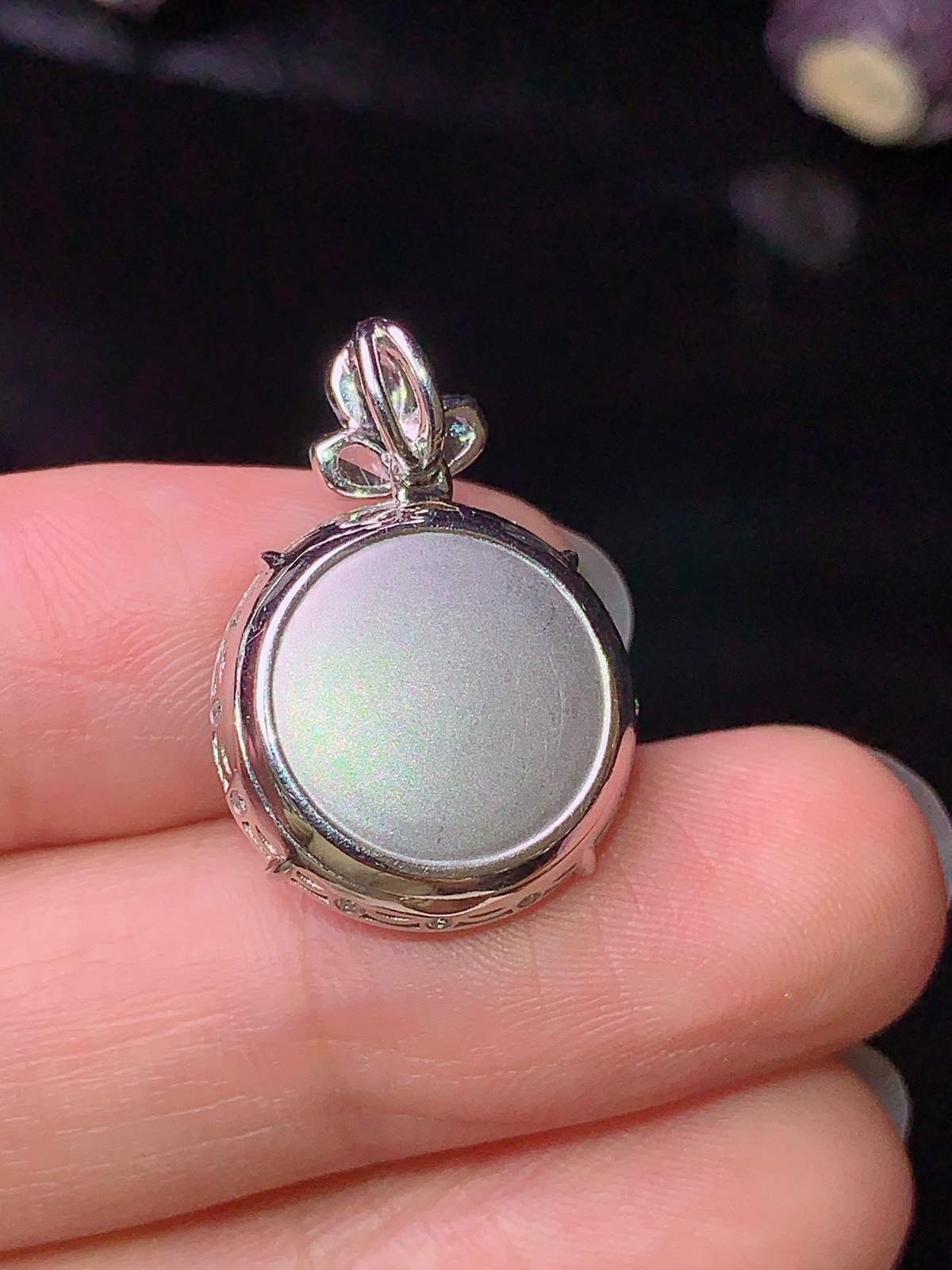 18k金钻镶嵌翠绿圆牌吊坠 玉质细腻 水润亮眼  整体尺寸22.8*16*5.7