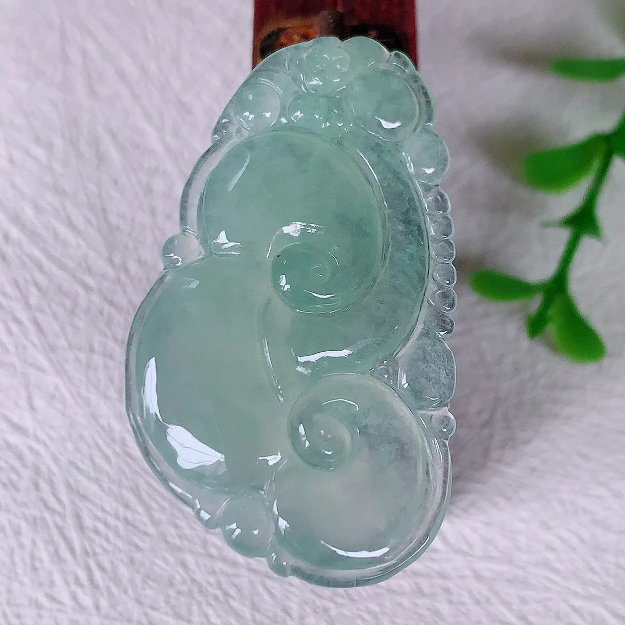 自然光实拍，冰种翡翠如意吊坠，上身效果非常美，饱满大气，工艺美，万事如意，如意一生 #01.19