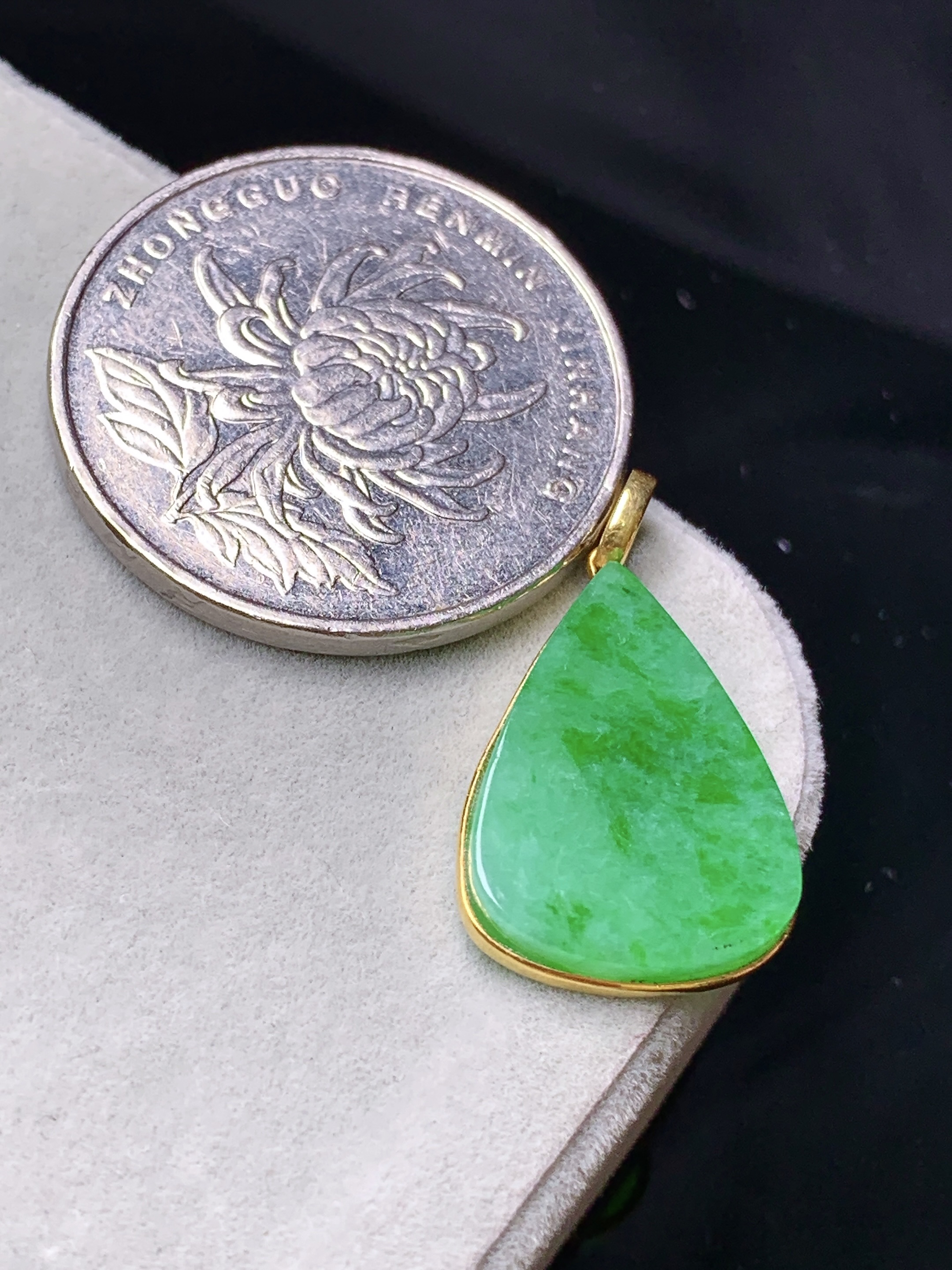 18k金镶嵌翠绿水滴吊坠 玉质细腻 色泽清新艳丽 整体尺寸23.3*13.6*2.8