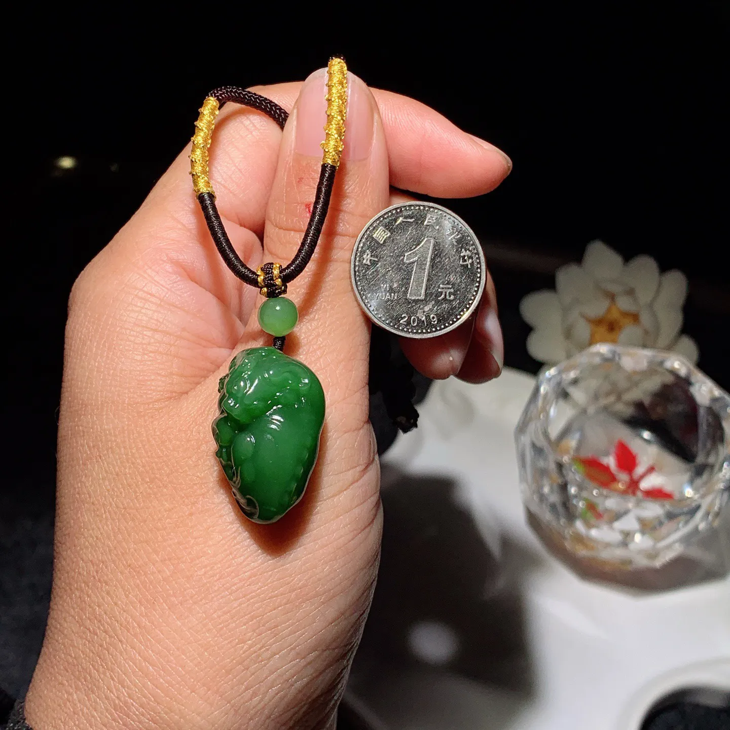 和田玉阳绿俄罗斯碧玉招财进宝貔貅挂件。尺寸25/16/12mm重9.5克。玉质细腻油润。手推出油。品相大气 lt260119