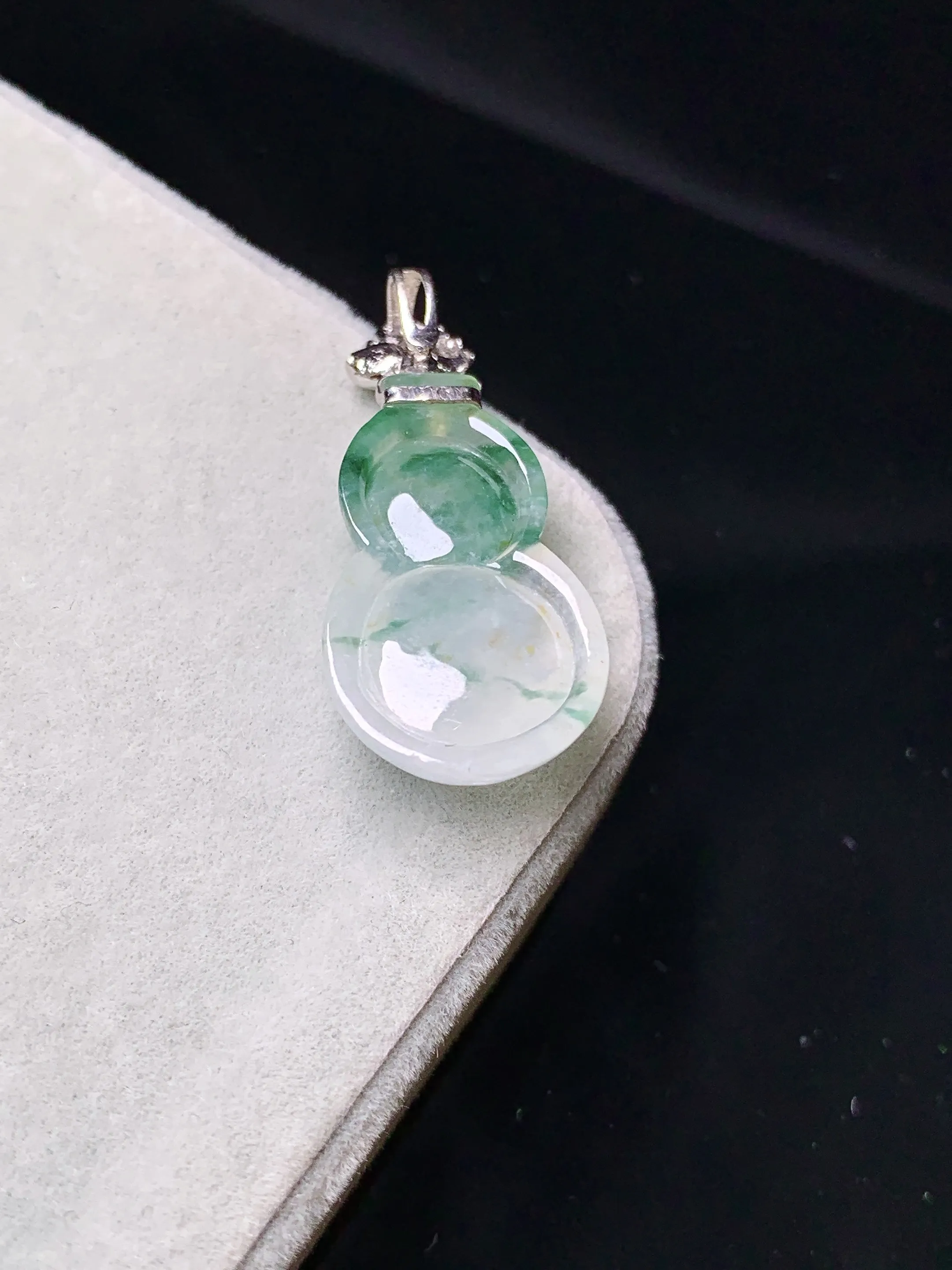 18k金钻镶嵌冰种飘绿葫芦吊坠 玉质细腻 色泽清新艳丽 整体尺寸28.3*12.6*6