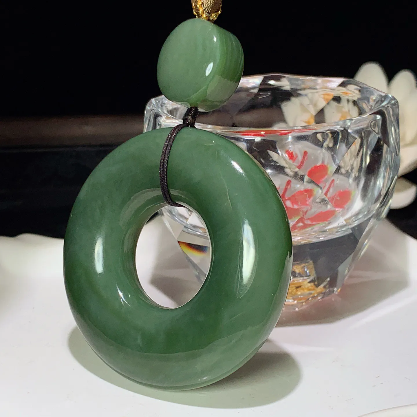 和田玉菠菜绿俄罗斯碧玉平安环怀古挂件。尺寸53/13mm重72克。玉质细腻油润。手推出油。品相大气 lt260119