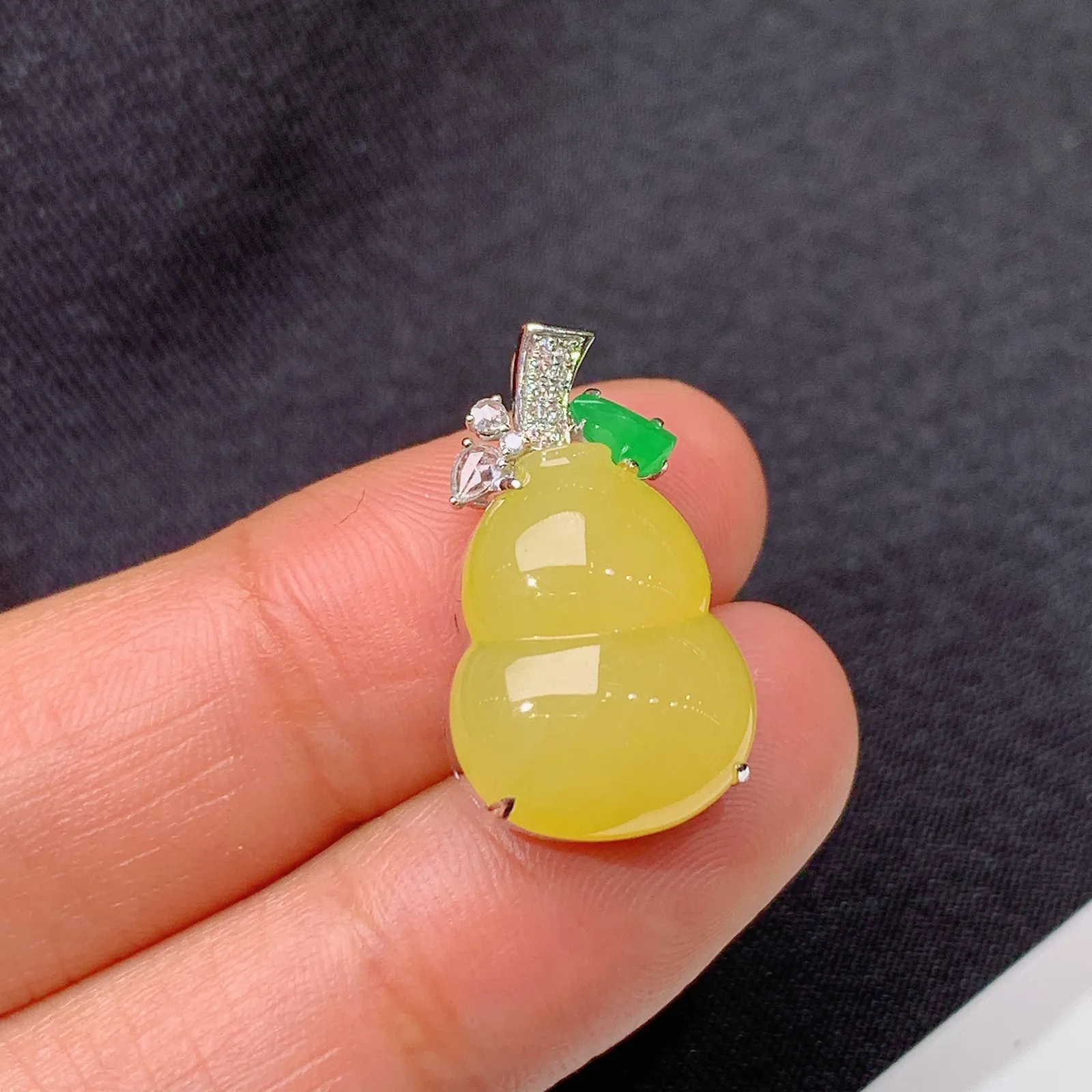 黄翡葫芦吊坠，18k金镶嵌，色泽鲜艳，水色超佳 Ych 尺寸21.1*12.5*8