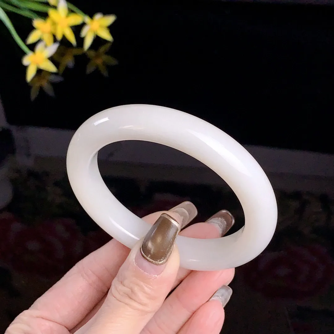 和田玉58圈口羊脂白手镯！玉质细腻油润 底色纯净无裂无杂 脂粉好，品质高